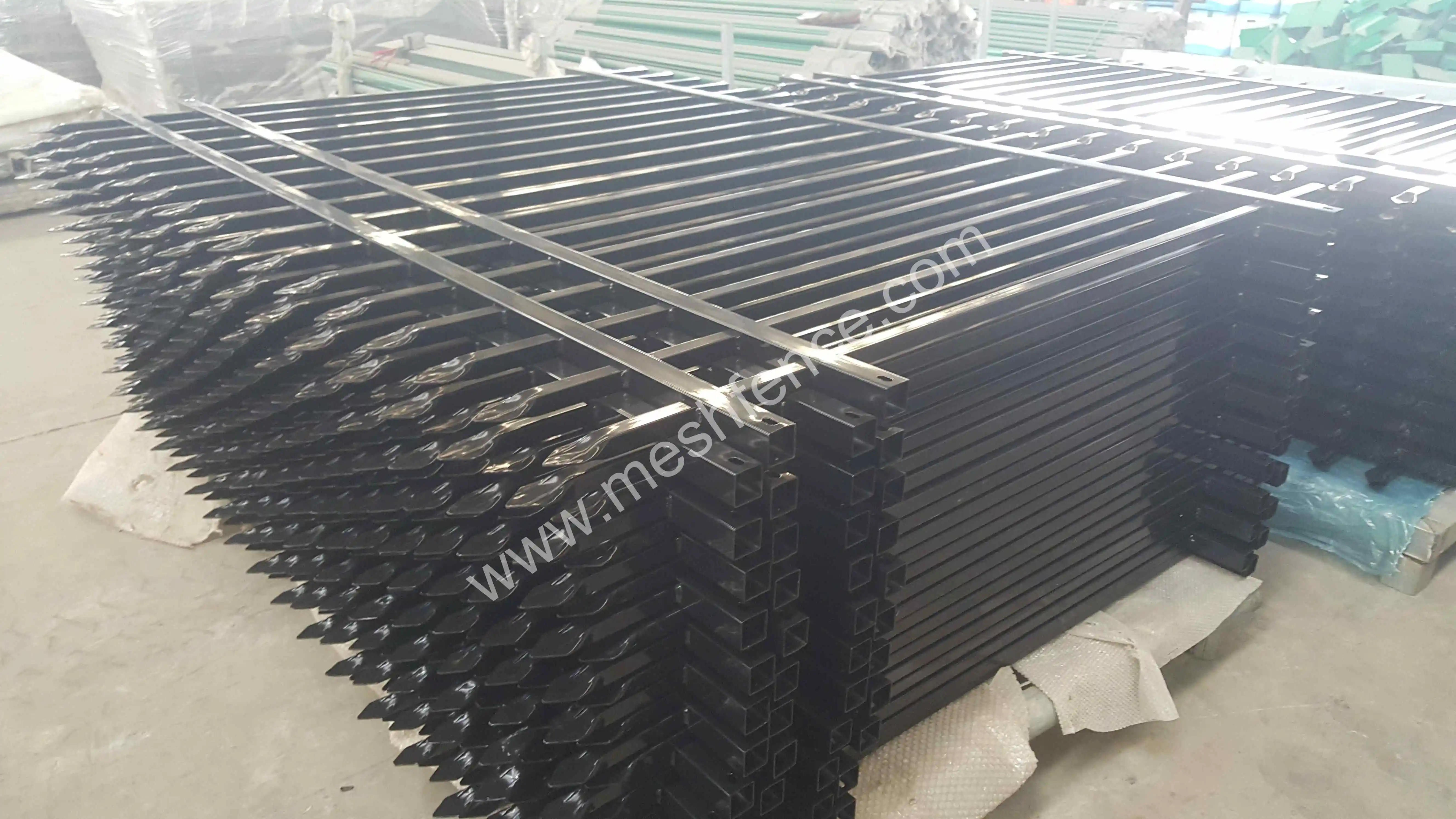 Adjustable bend top steel iron fence garden and home metal fencing with spear