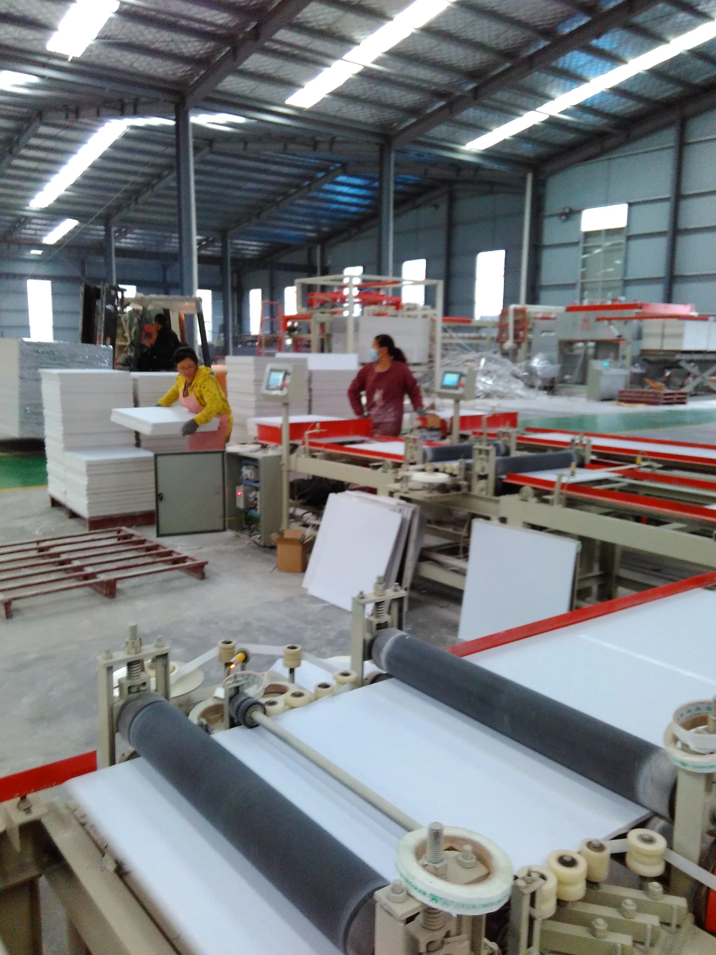 595 x 595mm /600*600mm Pvc Gypsum Board Ceiling Tiles Making Machine