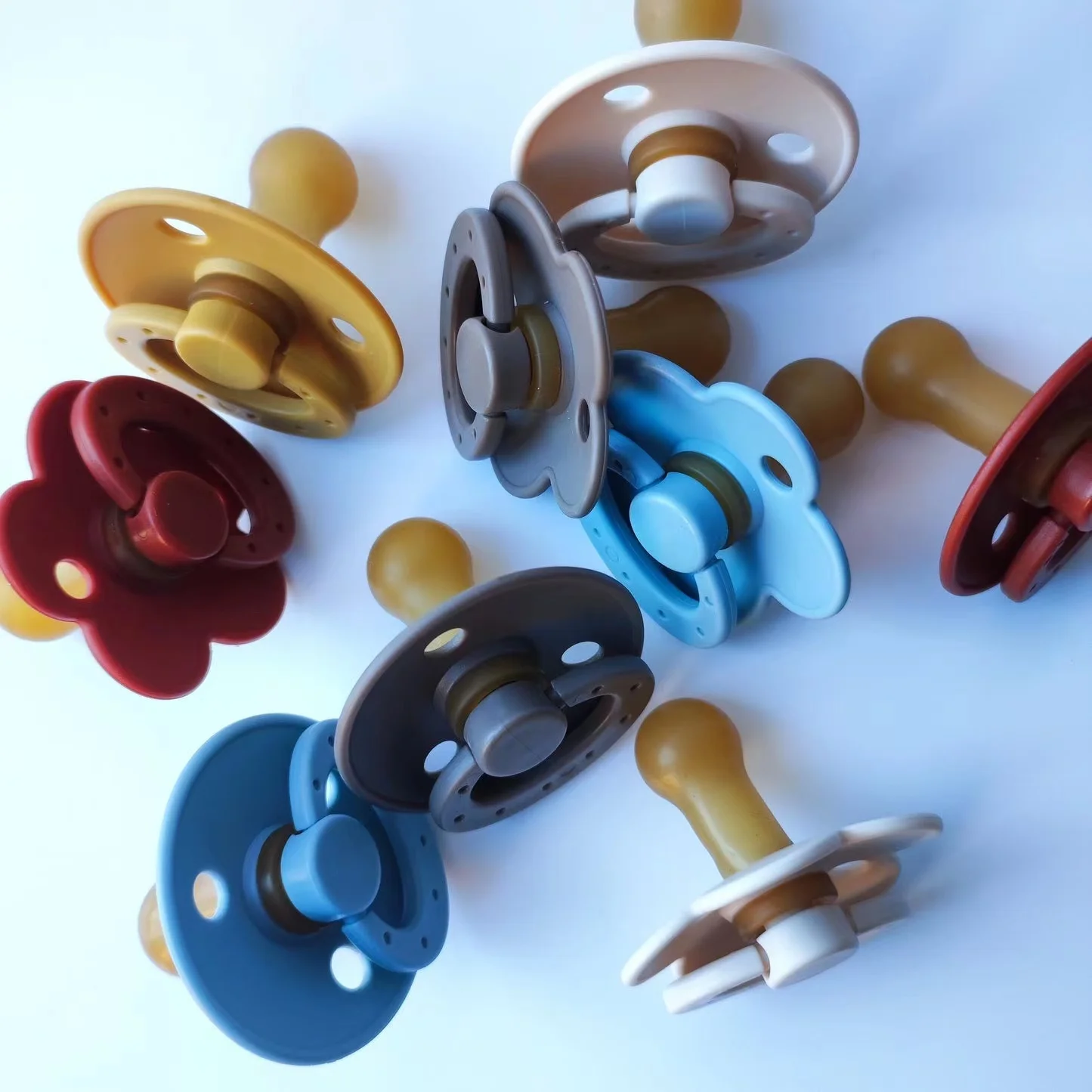 Customized Eco-friendly Comfortable Infant Pacifier Dishwasher Safe Waterproof BPA Free Cutie Soother Silicone Baby Pacifier