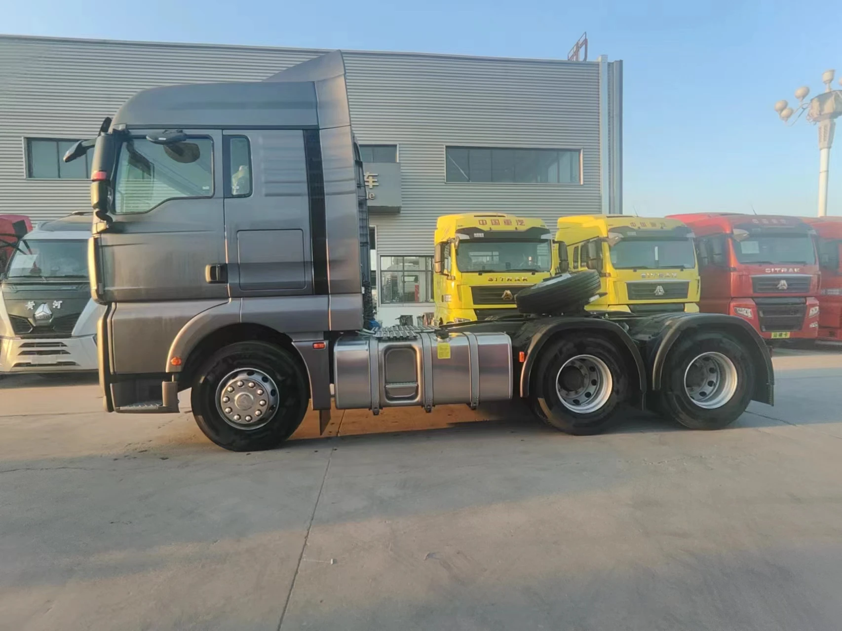 Китай 6*4 б/у головка грузовика 375hp 10 шин sitrak тягач в наличии sinotruk низкая цена распродажа