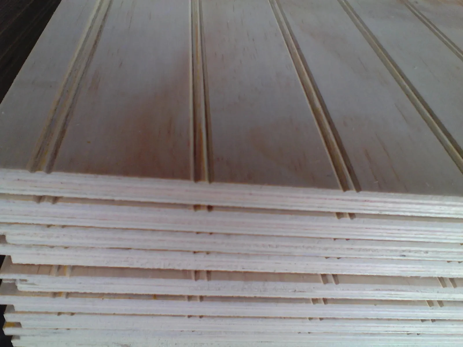 Factory sell 9mm T1-11 V/ U tongue and grooved pine plywood slotted plywood wall Roof