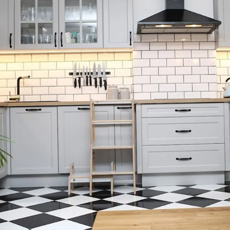 Деревянные стильные ступеньки для кухни