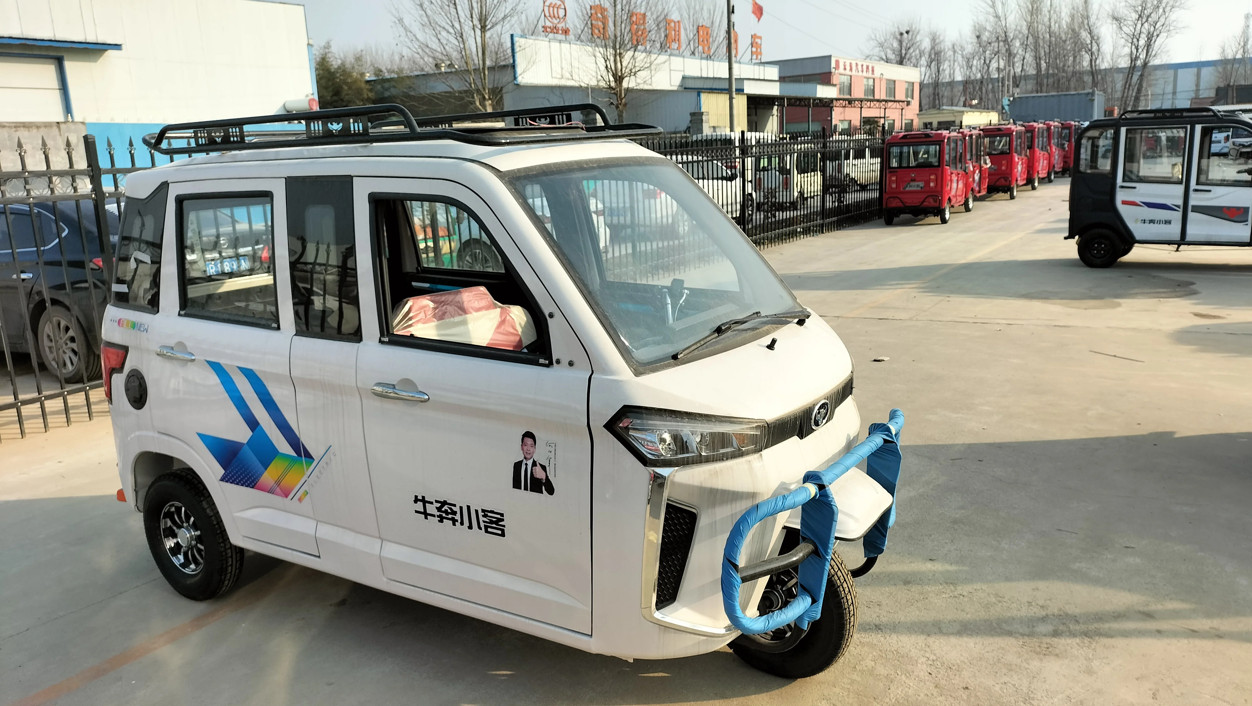 Sell enclosed with cabin scooter 3 wheeler electric scooter passenger vehicles electric power tricycles motorcycle car price