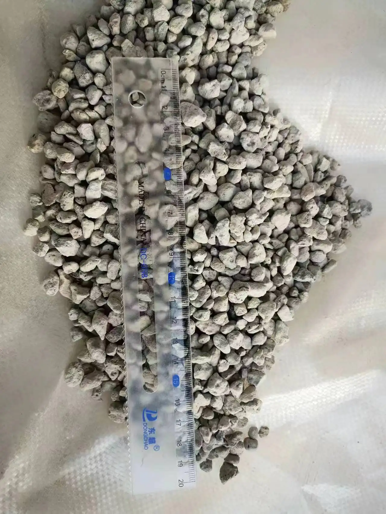 Конкурентоспособная Поставка натурального серого белого вулканического пемза для растений цена