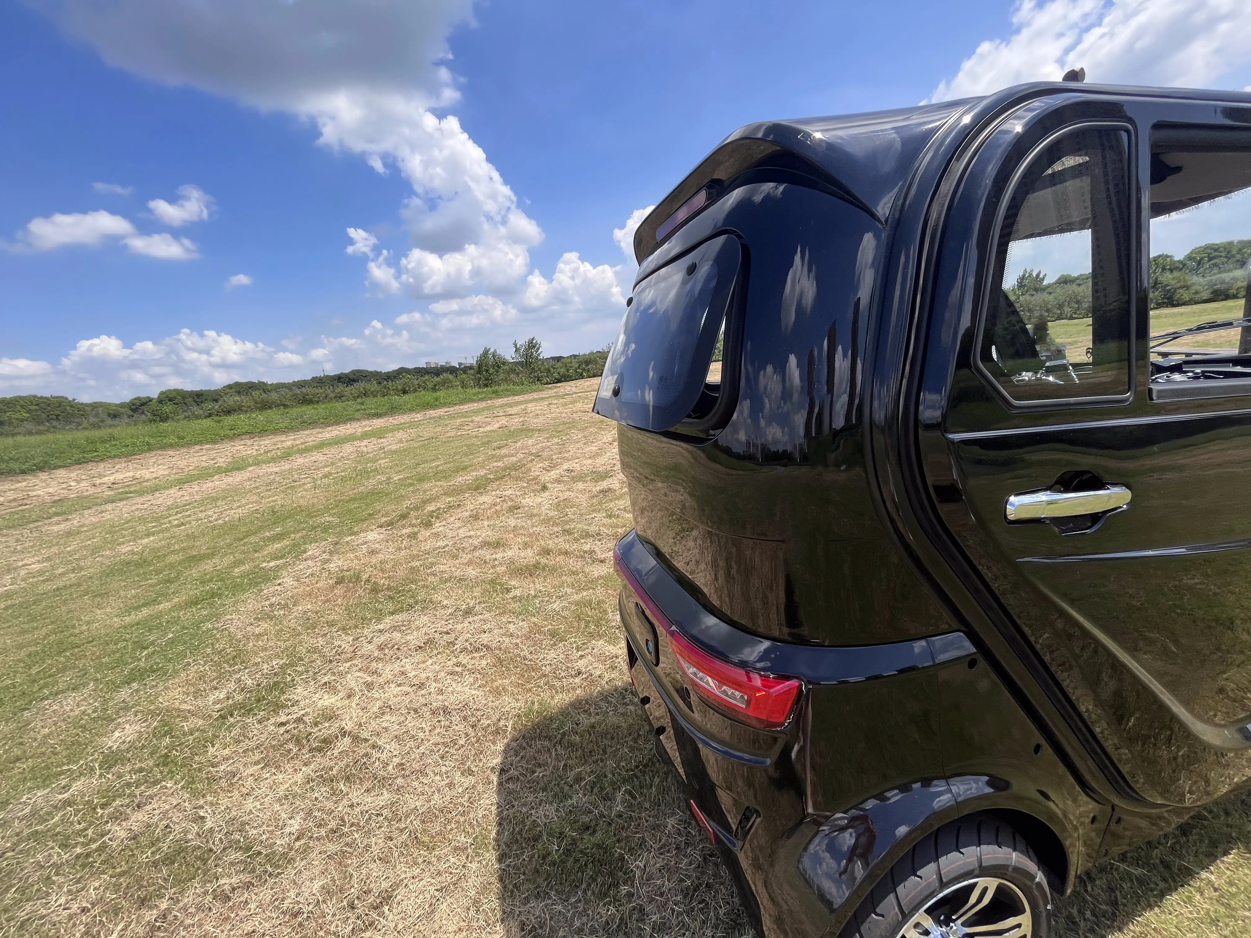 EEC  electric enclosed tricycle without driving license closed electric cabin scooter Electric mobility Adult