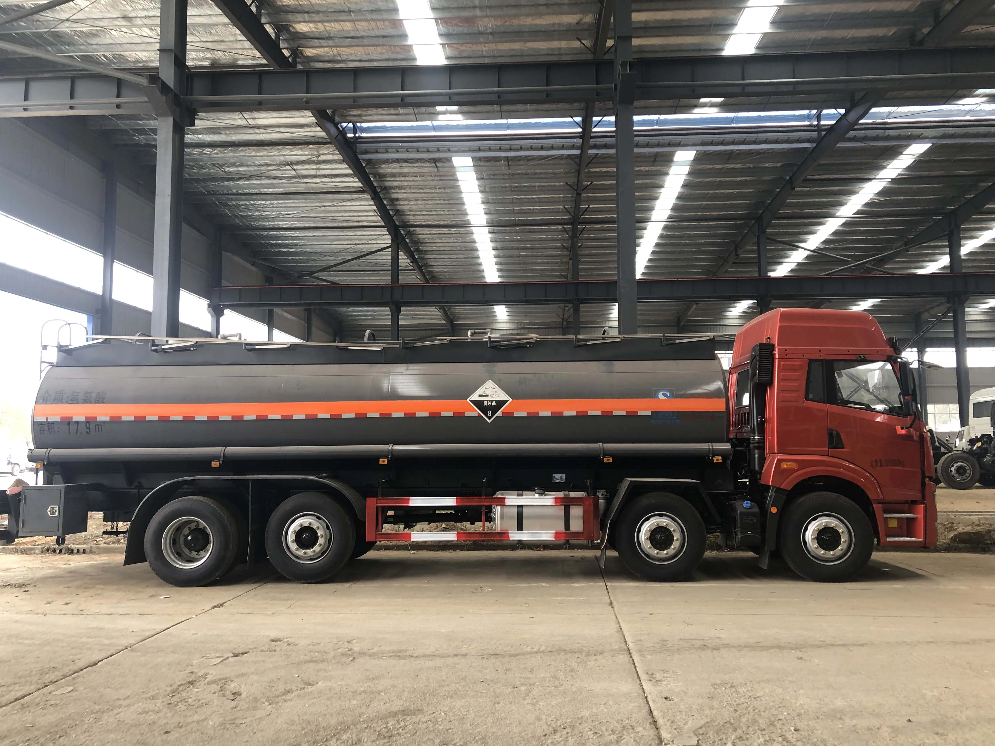 
8x4 Safe Loading And Uploading Shell Oil Field Capacity Fuel Tank Truck 