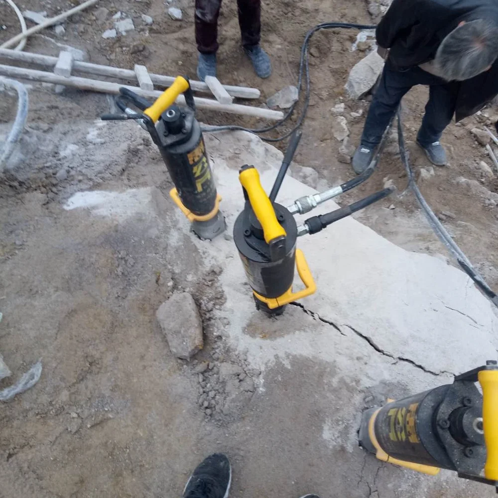 Rock Breaking Machine Hydraulic Drive One to Six PCS Splitters Work Together