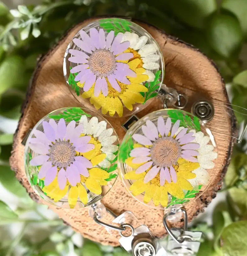 2022 New Custom Dried Pressed Flower ID Badge Reel Floral Daisy Resin Badge Holder Work Badge Gfit for Doctor Nurse