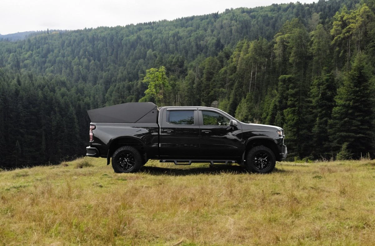 Heavy-Duty Aluminum Pick-up Bed Cover Secure Storage Solution for Adventure Gear and Off-Road Use with Locking Function