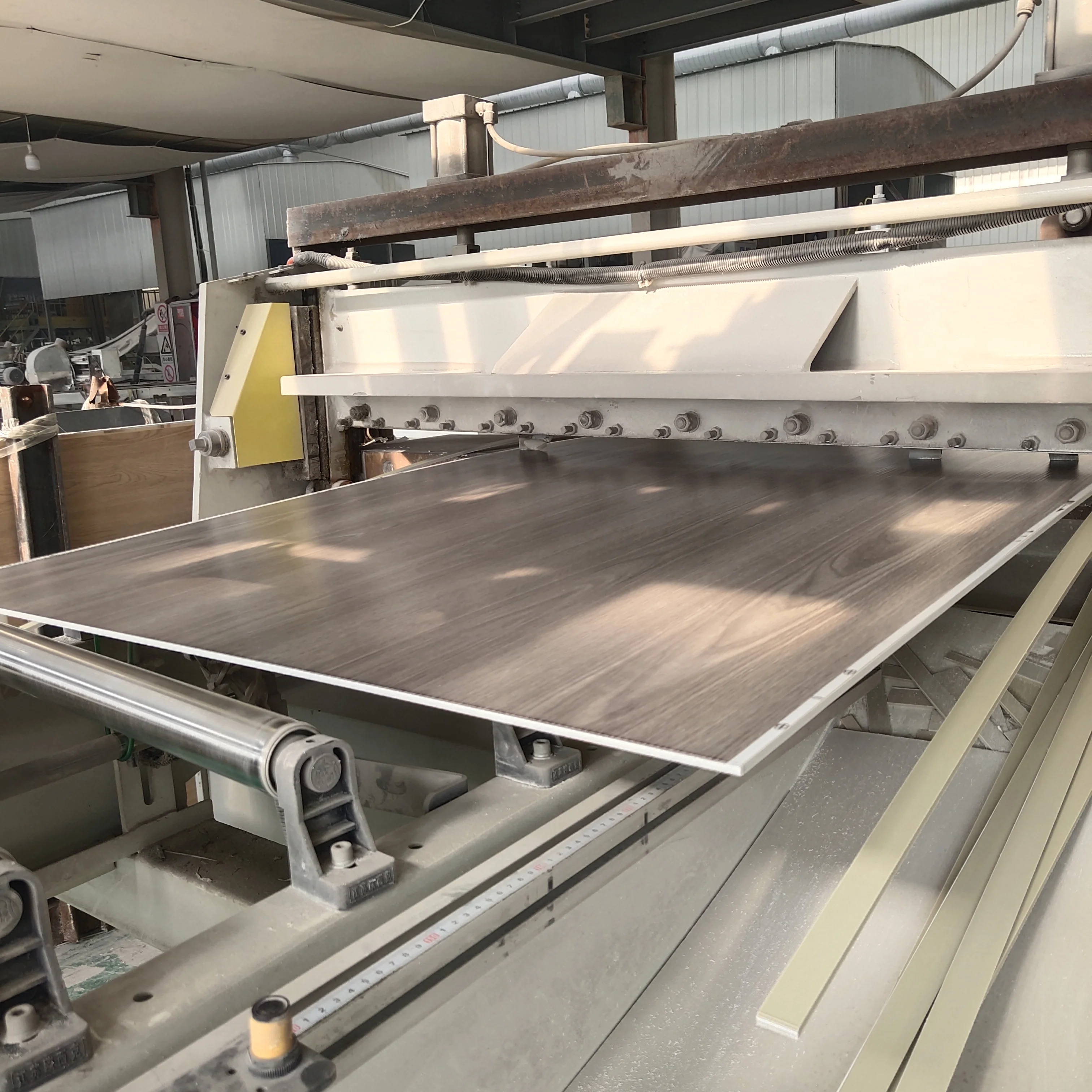 Commercial Floating Parquet Eir Emboss SPC Flooring Pisos Vinilicos Wood Plastic Floor for Office Hospital Hotel Malls