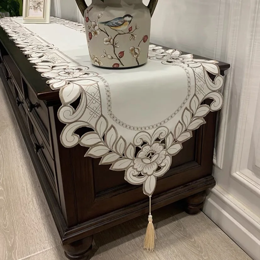 Factory Direct Sale Luxury White Color Embroidered Flower Polyester Beautiful Table Runner