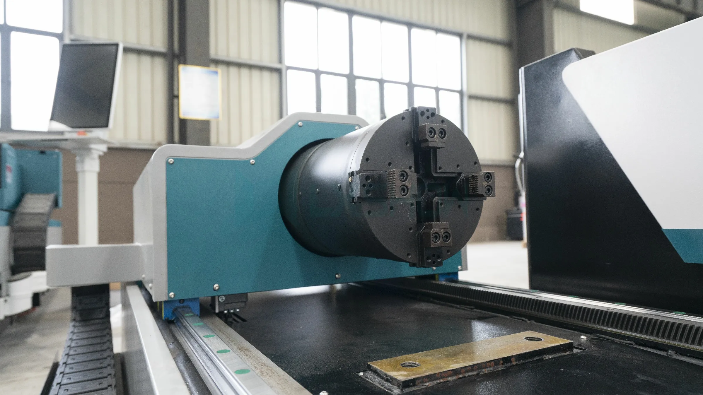 High quality laser plate and tube integrated cutting machine carbon steel 1530 fiber laser metal cutting machines