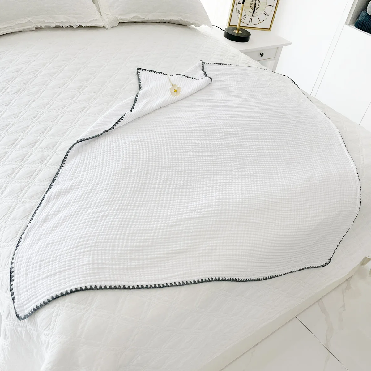 QDTEX Wholesale scalloped edge 4-layer White muslin blankets for adult Organic cotton gauze throw