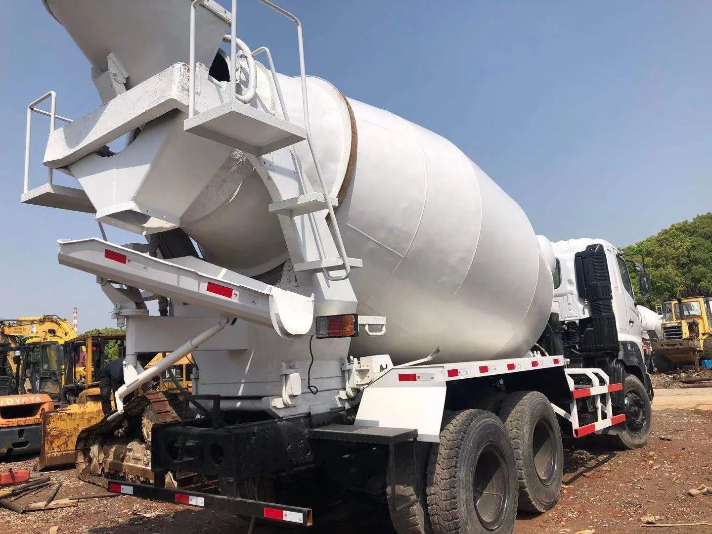 hot sale cheap used 9cbm 10cbm hino 700 concrete mixer truck in shanghai