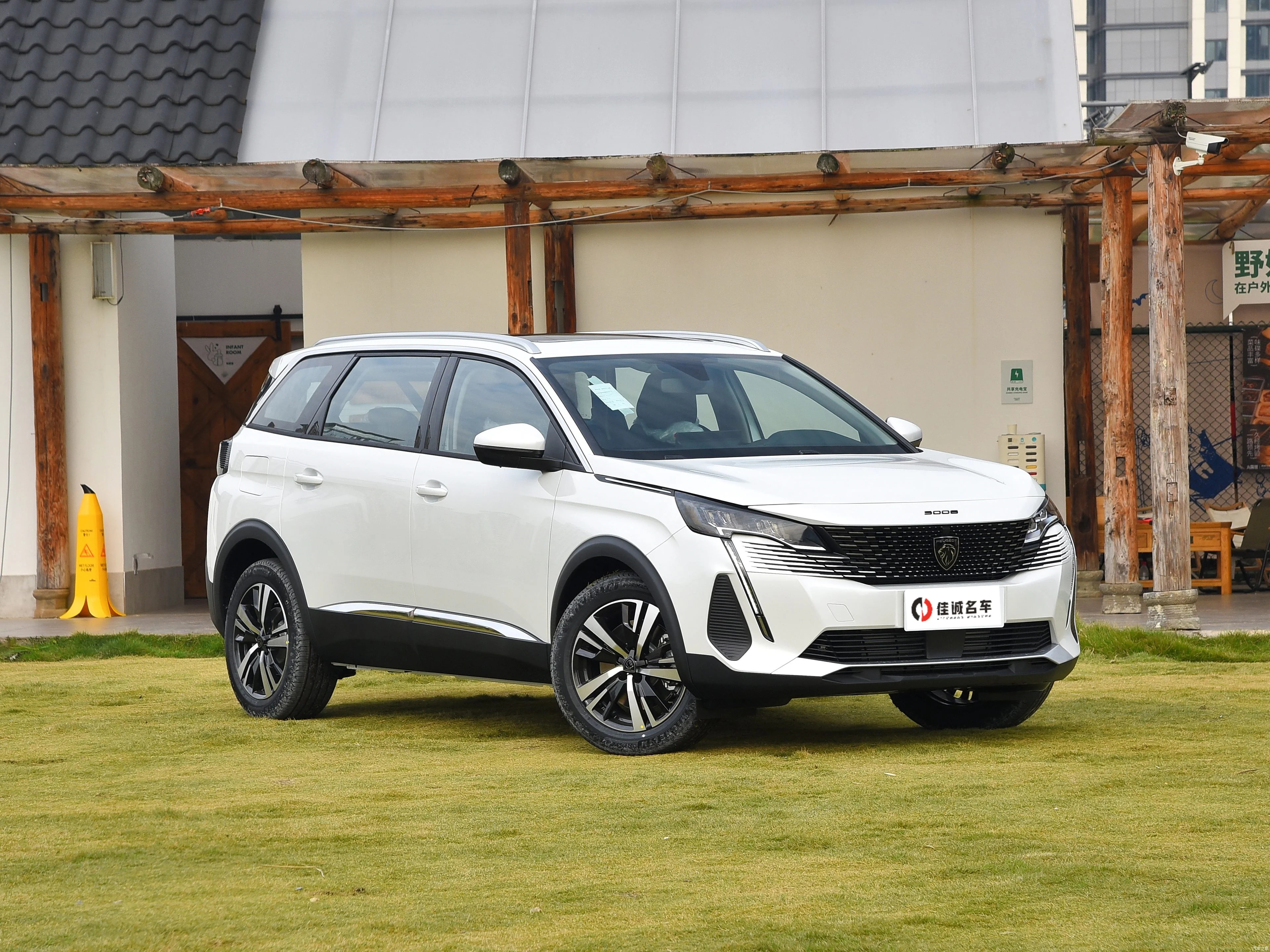 DongFeng Peugeot 5008 Новый внедорожник среднего размера 1 8 т 211 лошадиных сил L4 Автоматический Газовый двигатель 8-ступенчатый 7-местный бензиновый автомобиль левое Рулевое управление
