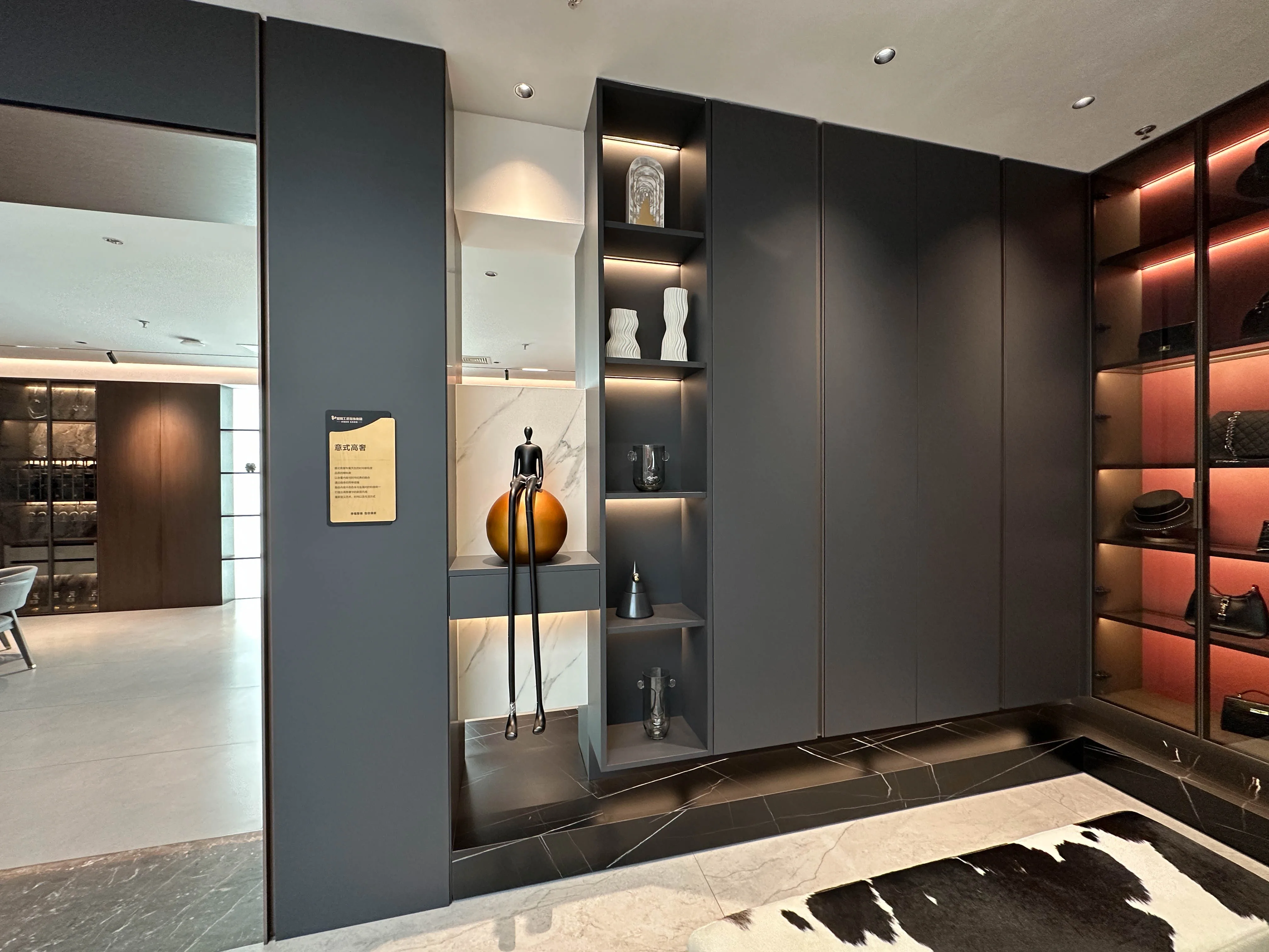 2024 Eco-Friendly Materials Wooden Entryway Cabinet Italian Style Entryway Cabinet Customizable Size Color