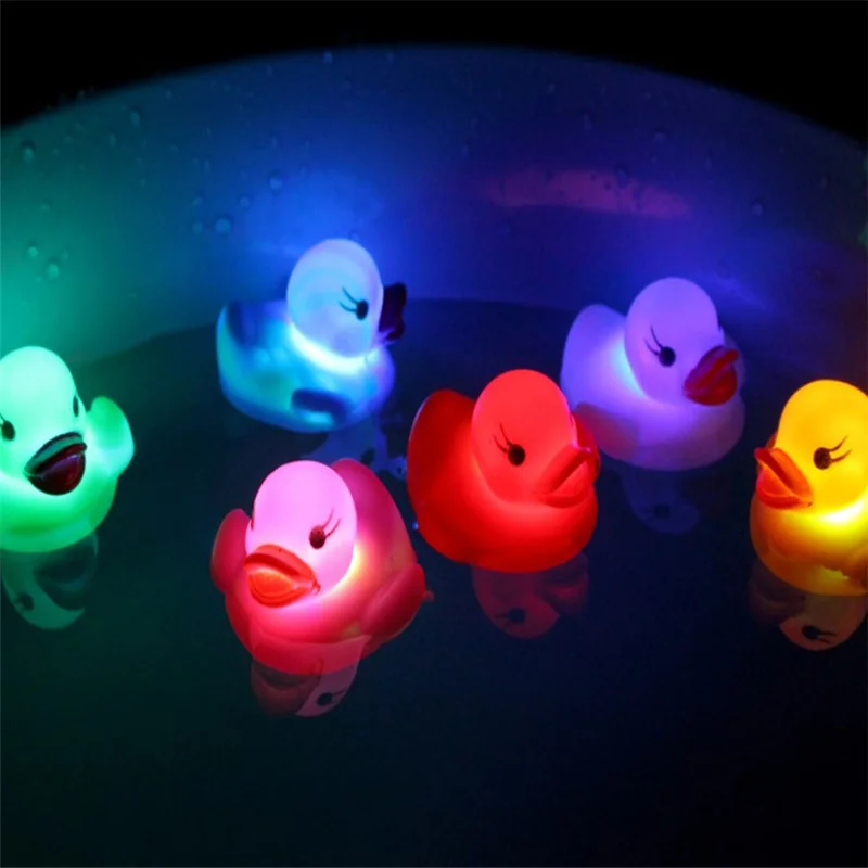 Милая цветная детская игрушка для ванны пищалка резиновая утка светодиодная мигающая Веселая плавания в воде