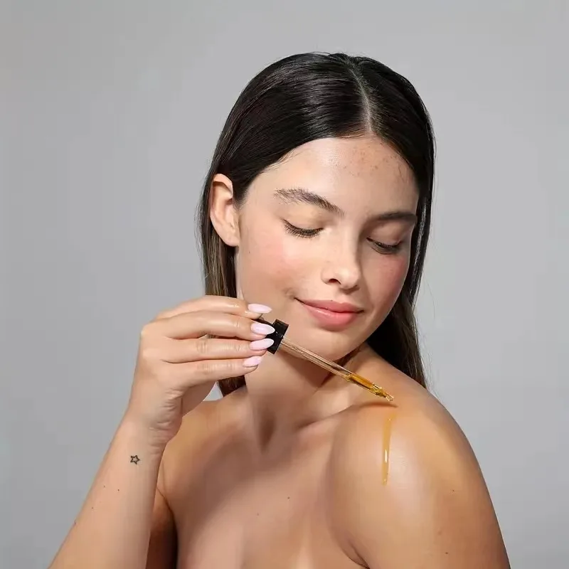 Organic castor oil is used to thicken, thicken, and stimulate the growth of eyelashes, eyebrows, and hair fast hair growth