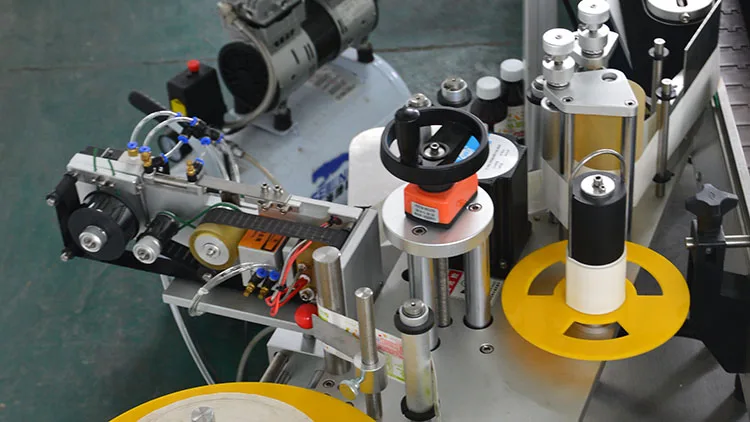 Automatic Linear Type beer Bottle Labeling Machine Stainless Steel Round Bottle Labeling Machine