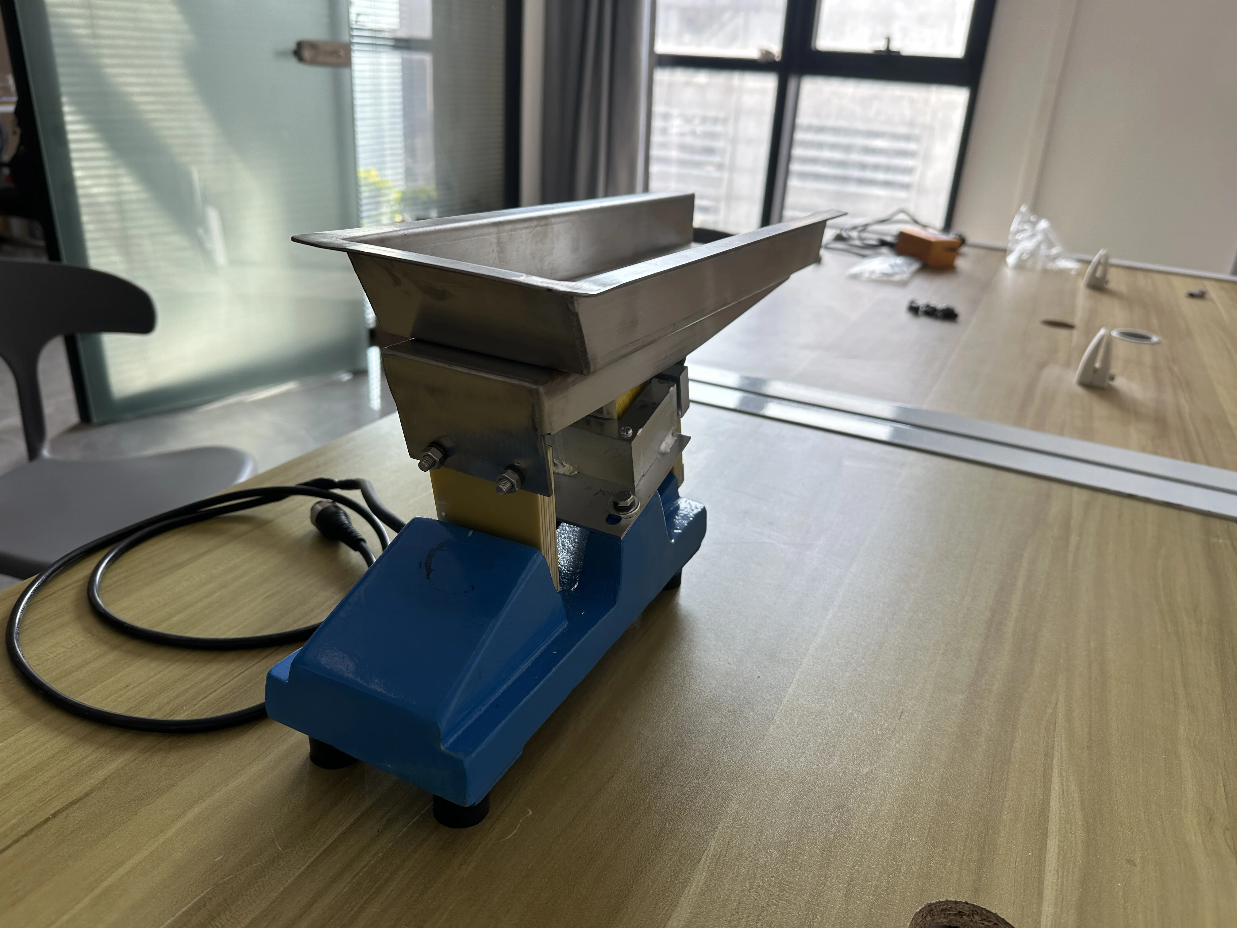 304 Stainless Steel Gzv1 Mini Linear Electromagnetic Vibrating Feeder Machine For Petals/Test
