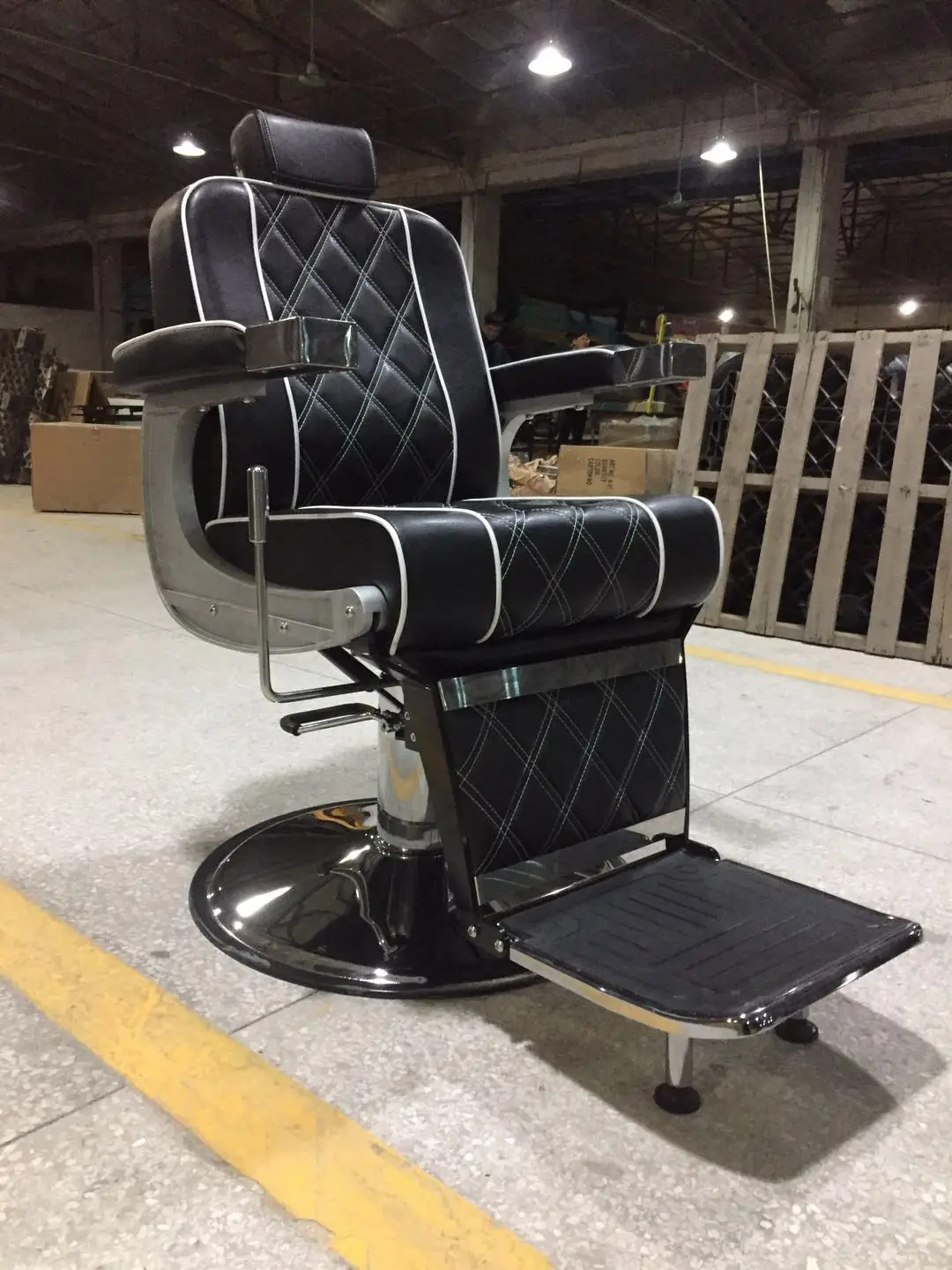 Black Classic Shape Hydraulic Barber Chair Leather Diamond Pattern Embroidery Salon Furniture Hairdresser Barber Chair