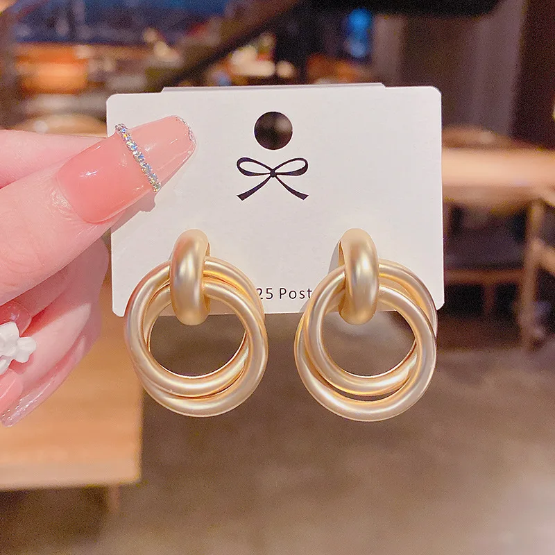High quality cool style retro unique personality influencer with matte matte circle earrings for women