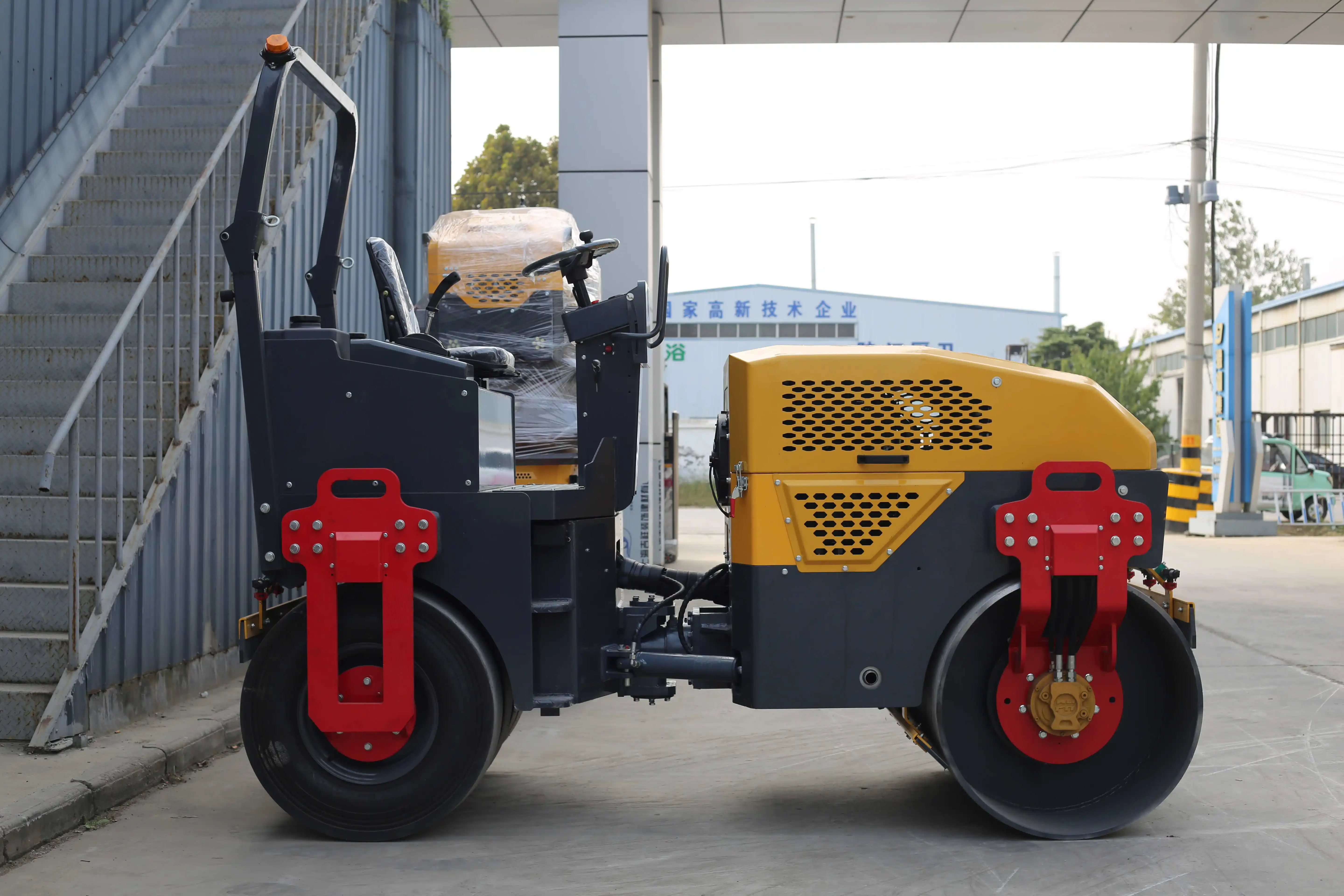 Portable road roller with strong vibrator road building machine, engineering manipulator push compacting machine