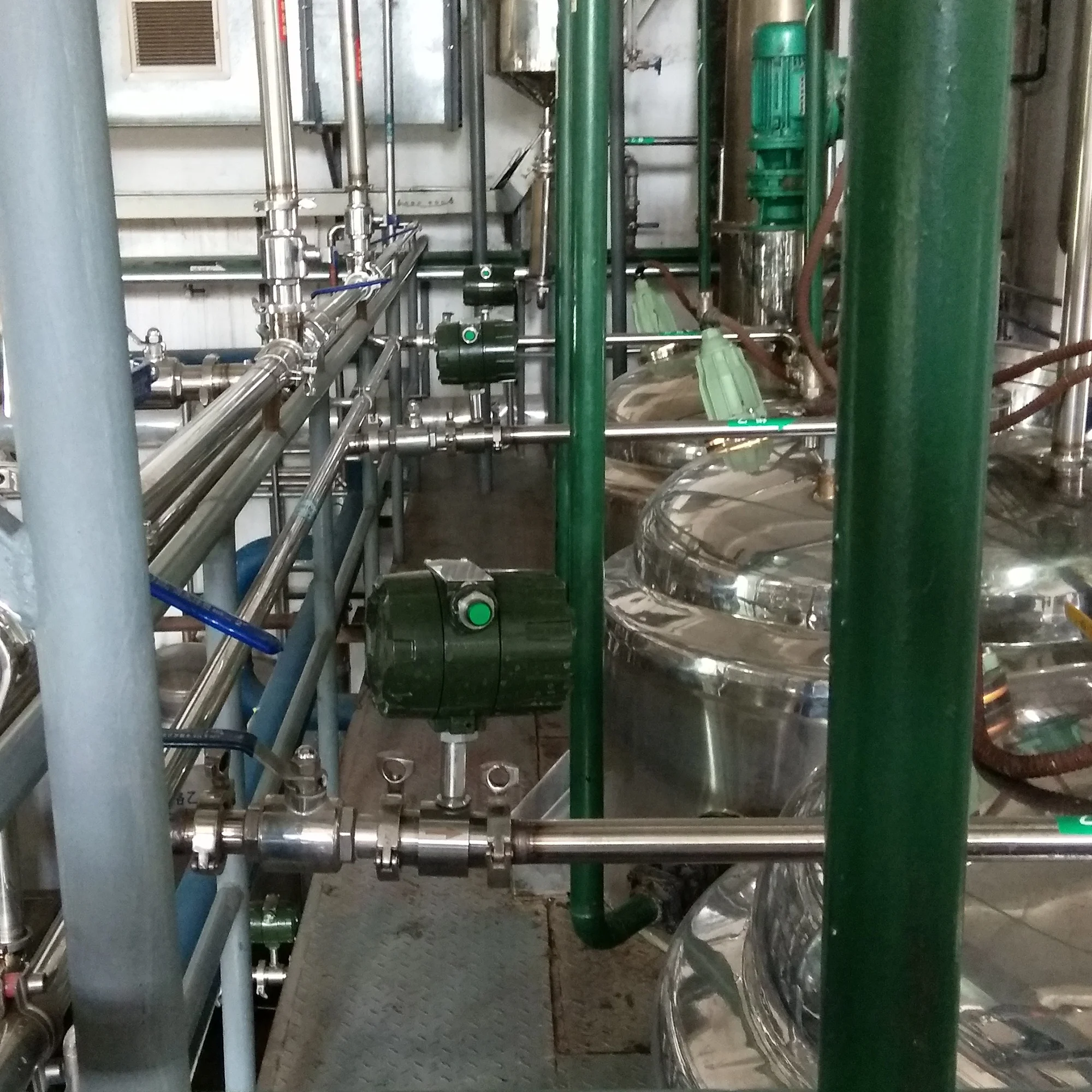 
Stainless steel sanitary clamps connected to the liquid turbine flow meter 24VDC external power supply with RS485 