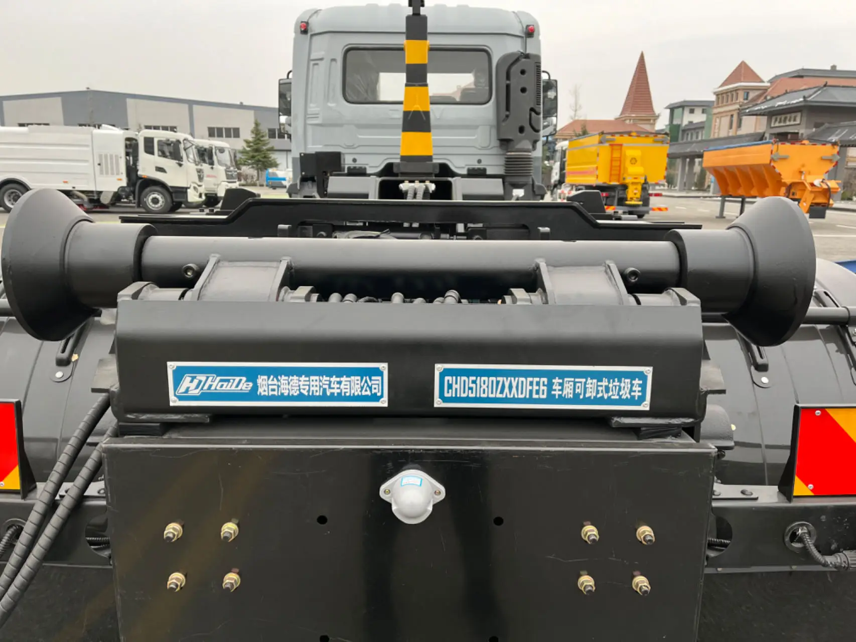 26 Ton Electric Hook Loader Truck with Metal Roll off Skip Bins Body Scrap Recycling Waste Collection Reliable Motor Component