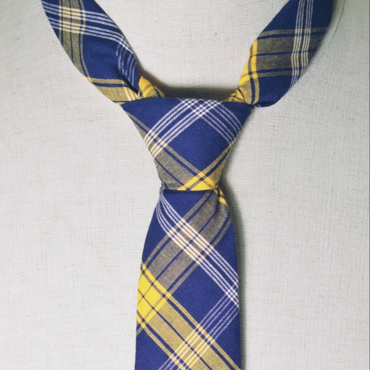 
 Галстук-бабочка мужской с геометрическим рисунком в желтую и белую полоску  