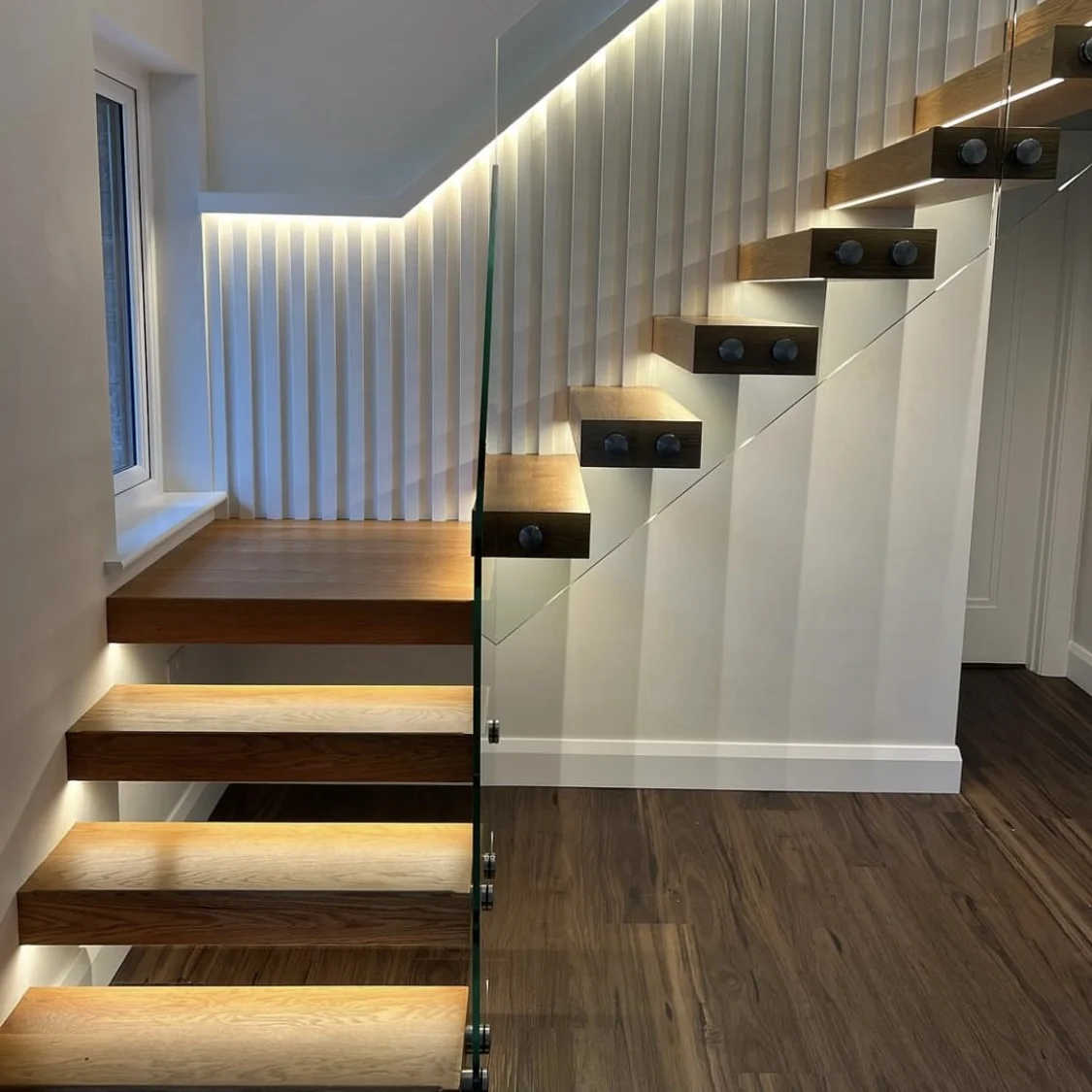 Rising Commercial Residential Internal Iron stair Dual Beam Design Oak Pine Wooden Glass Tread White Metal Staircase for Villas