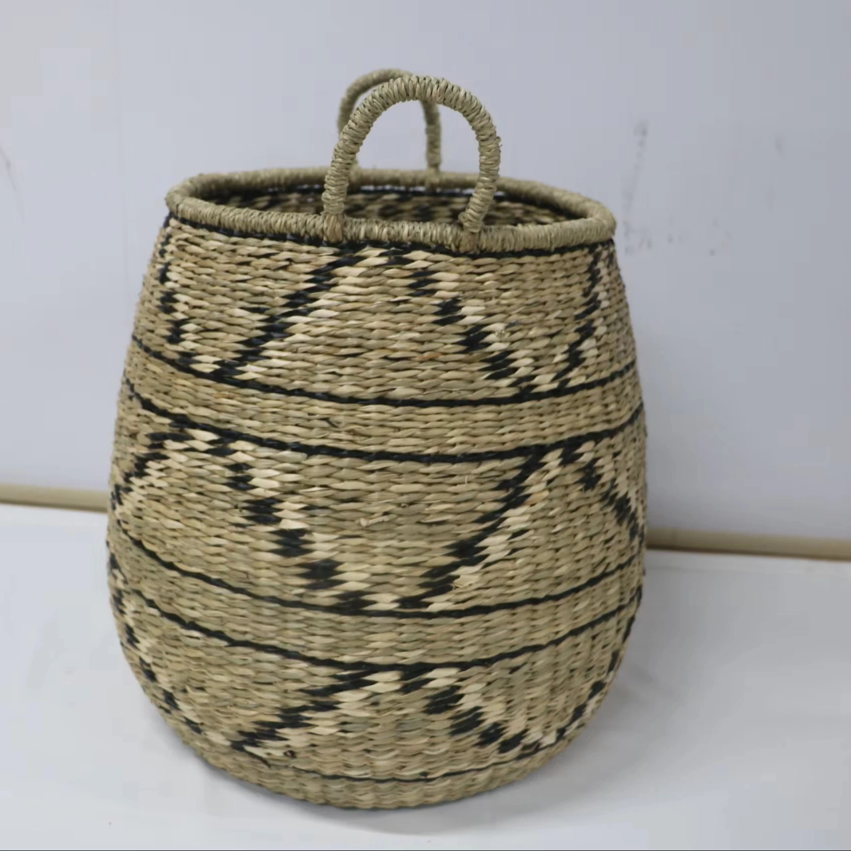 Handmade Modern Round Seagrass Baskets Woven Straw Laundry Storage With Handle for Clothing Table Decoration Available Bulk Sale