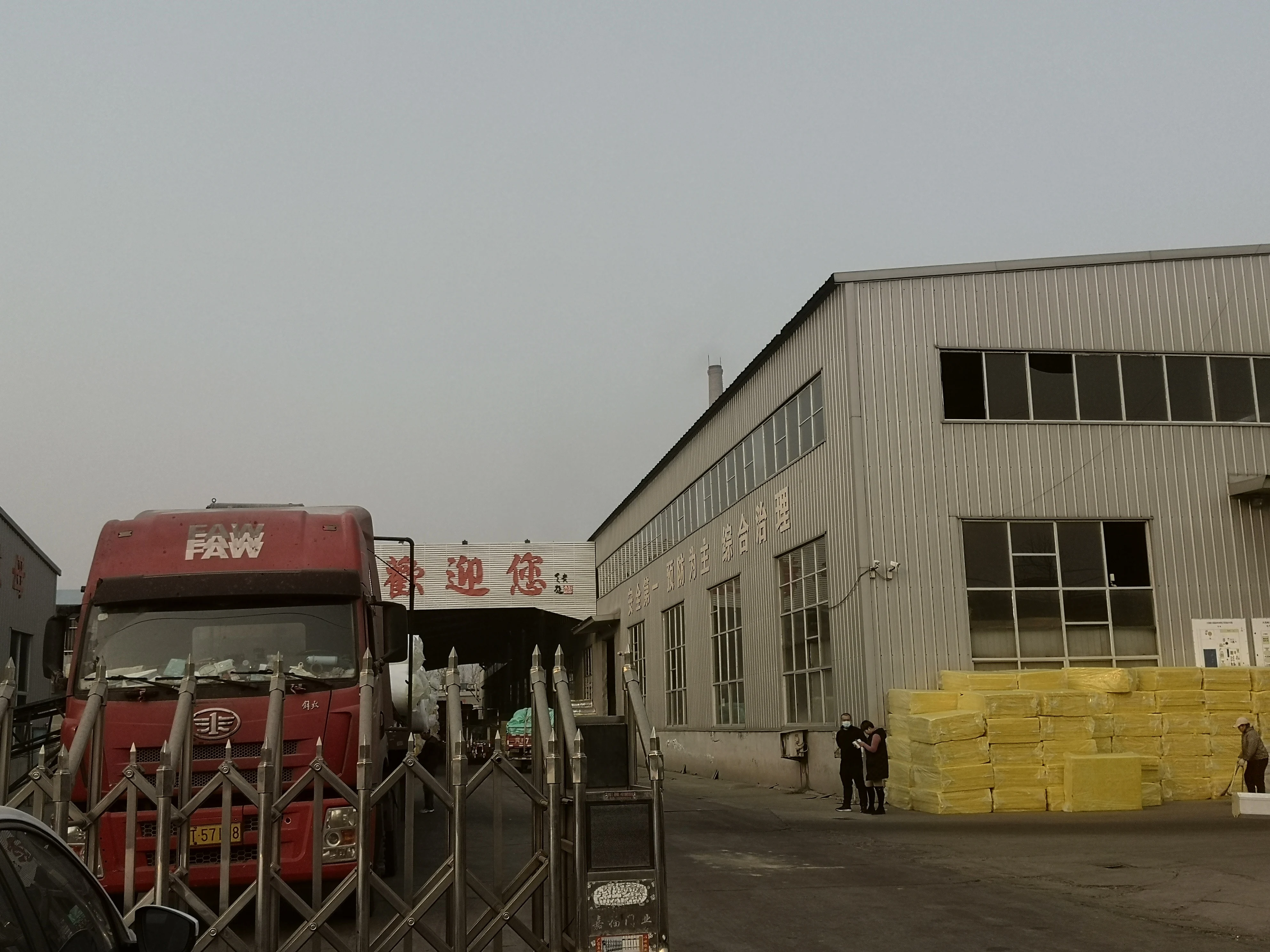 Good Heat Insulation High Quality Brown Glass Wool Rolls Fireproof Brown Glass Wool For Roof Heat Insulation