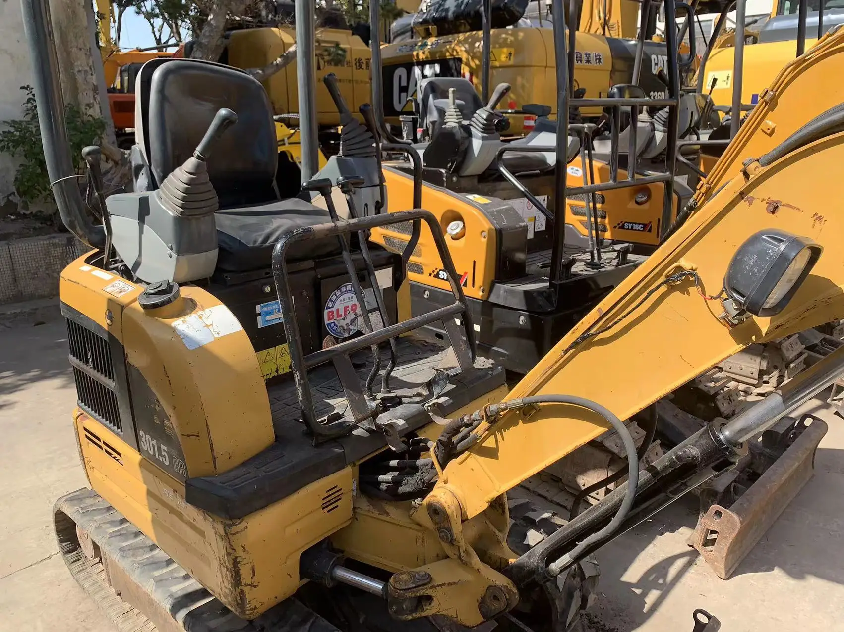 Used CAT 301.5 excavator in stock,Caterpillar Mini 301.5CR excavator for sale  IN SHANGHAI CHINA mini excavator