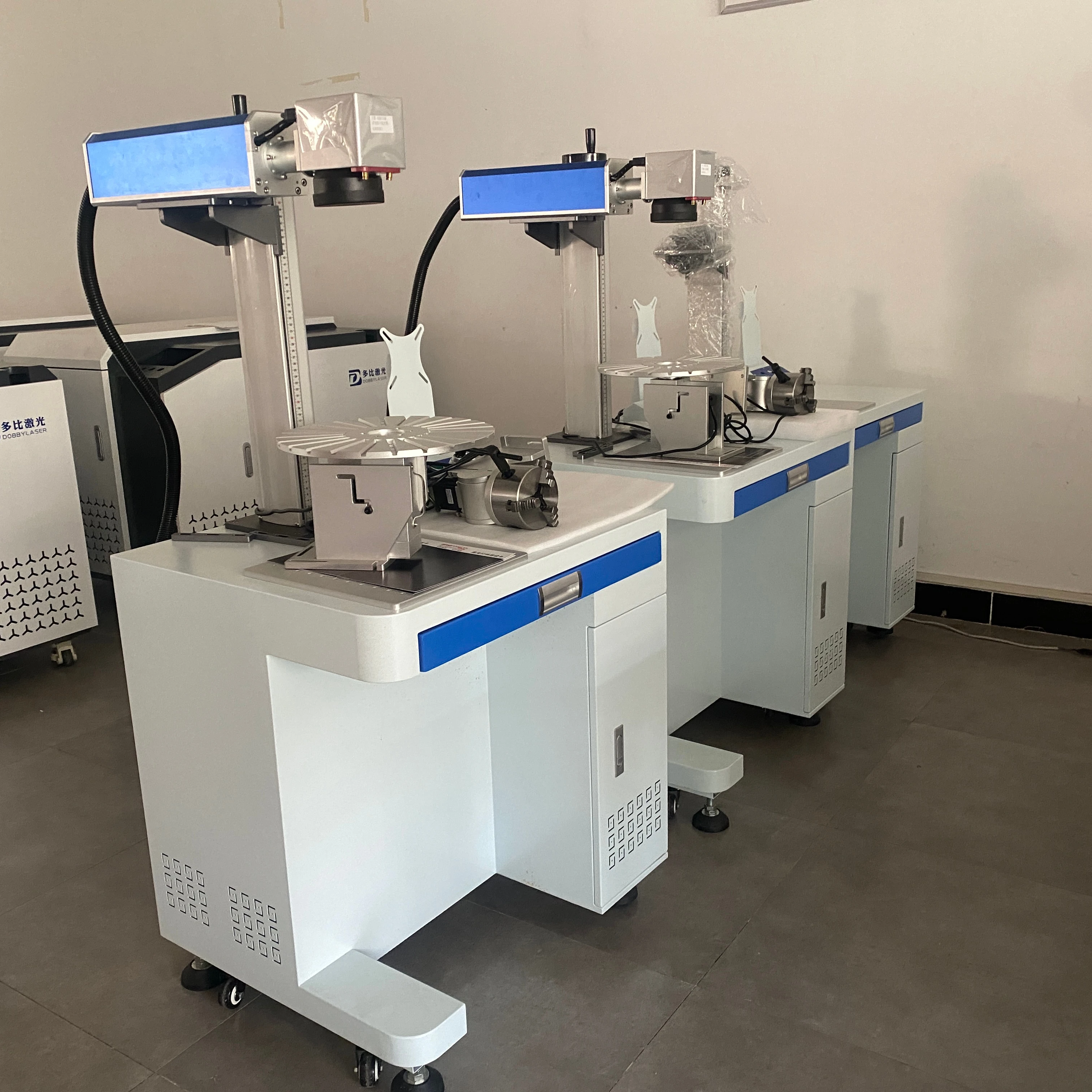 Hot sales 2024 cabinet landed fiber laser engraving machine 50w 100w jpt raycus laser for stone logo engraver jewelry cutting