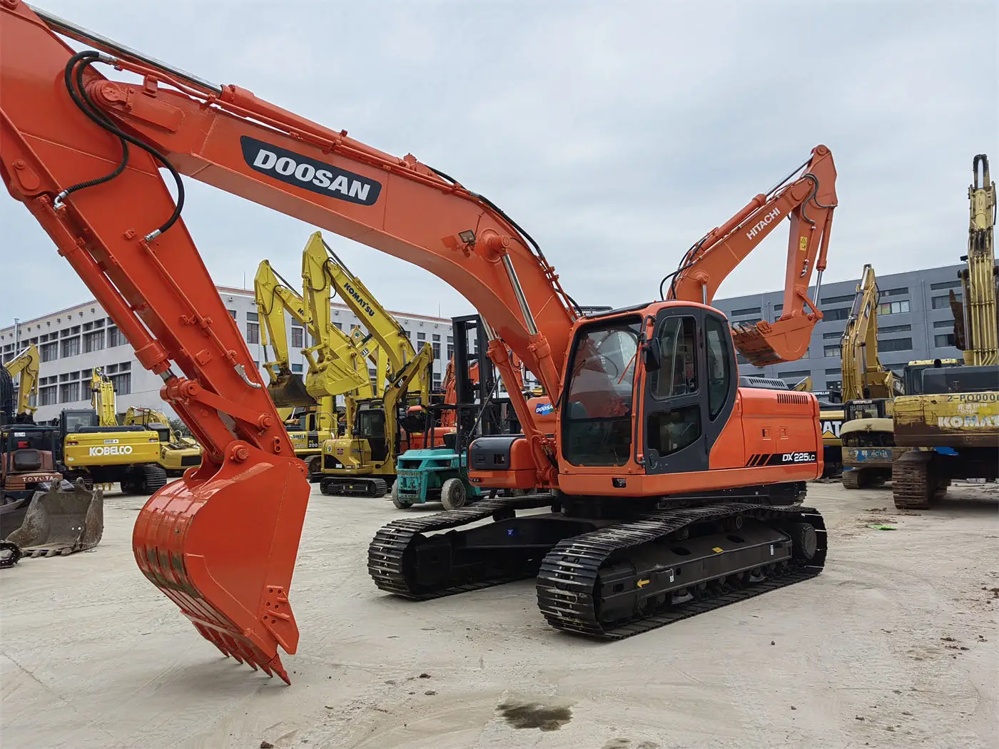 Дешевый в продаже подержанный экскаватор Doosan DX225 корейский dx225lc 225lc строительная техника
