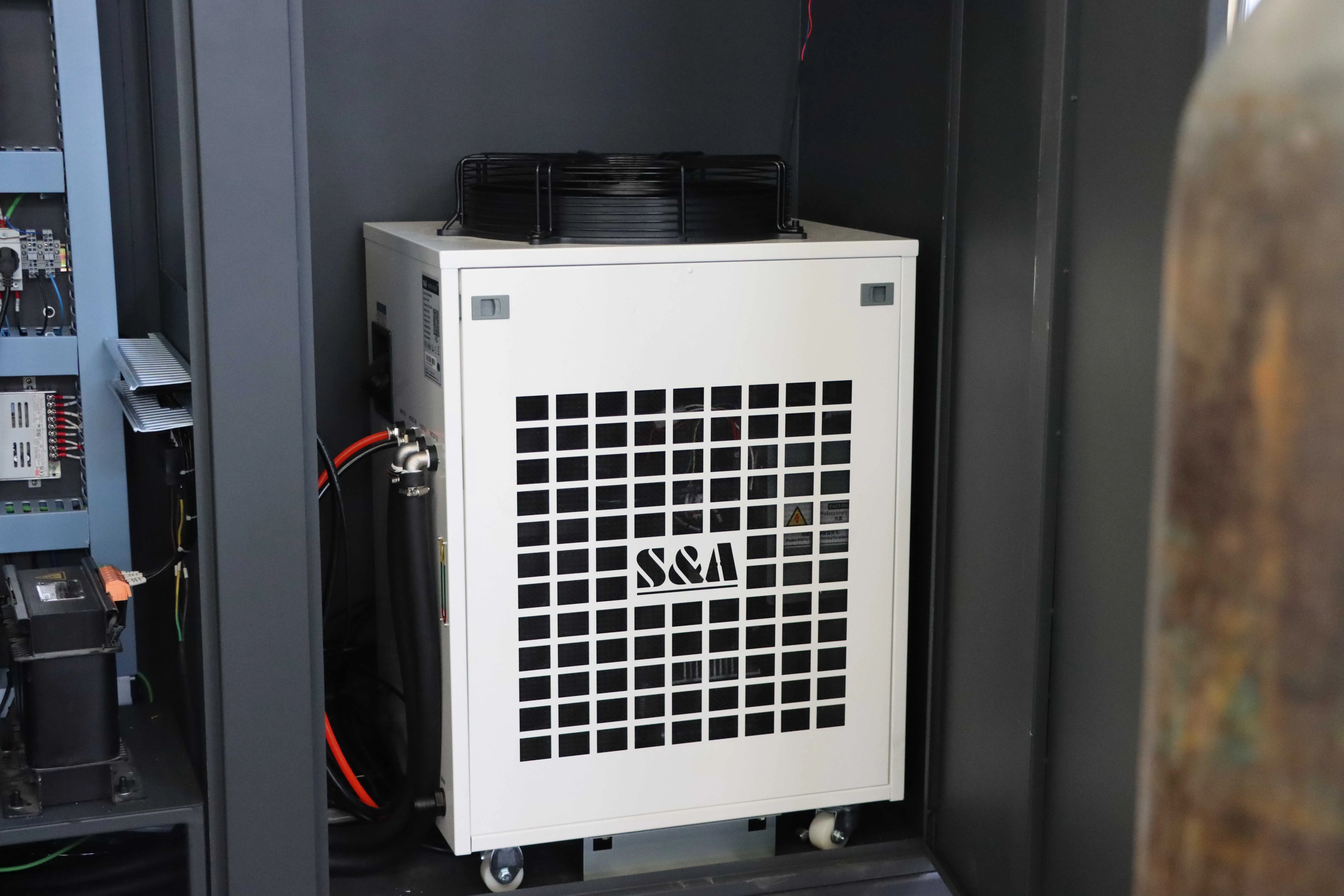 10% discount! Fiber laser cutting machine 3000w 1500*1300mm new design with full cover