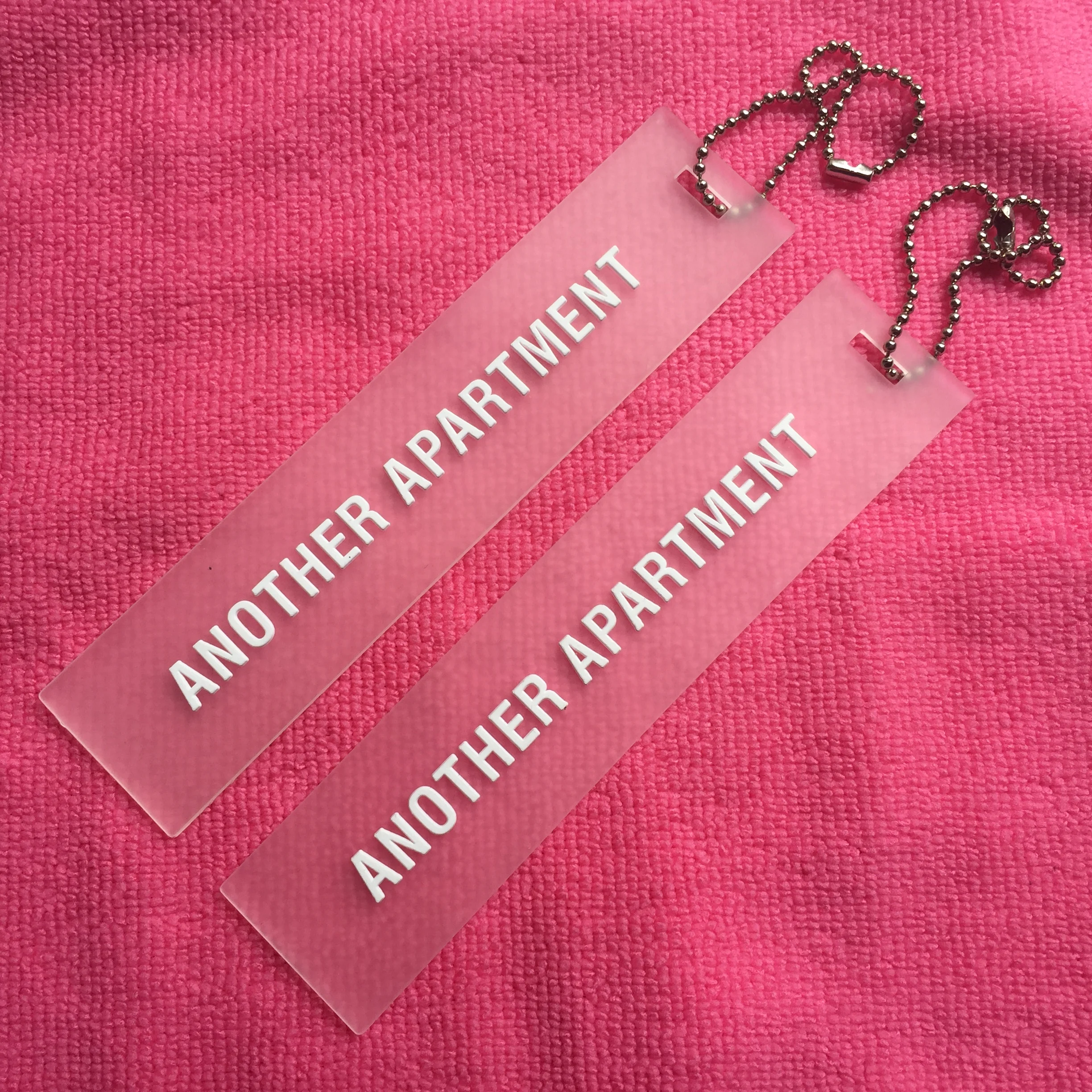 durable transparent rubber hangtag,Pink logo 3D rubber swing tag with ballchain