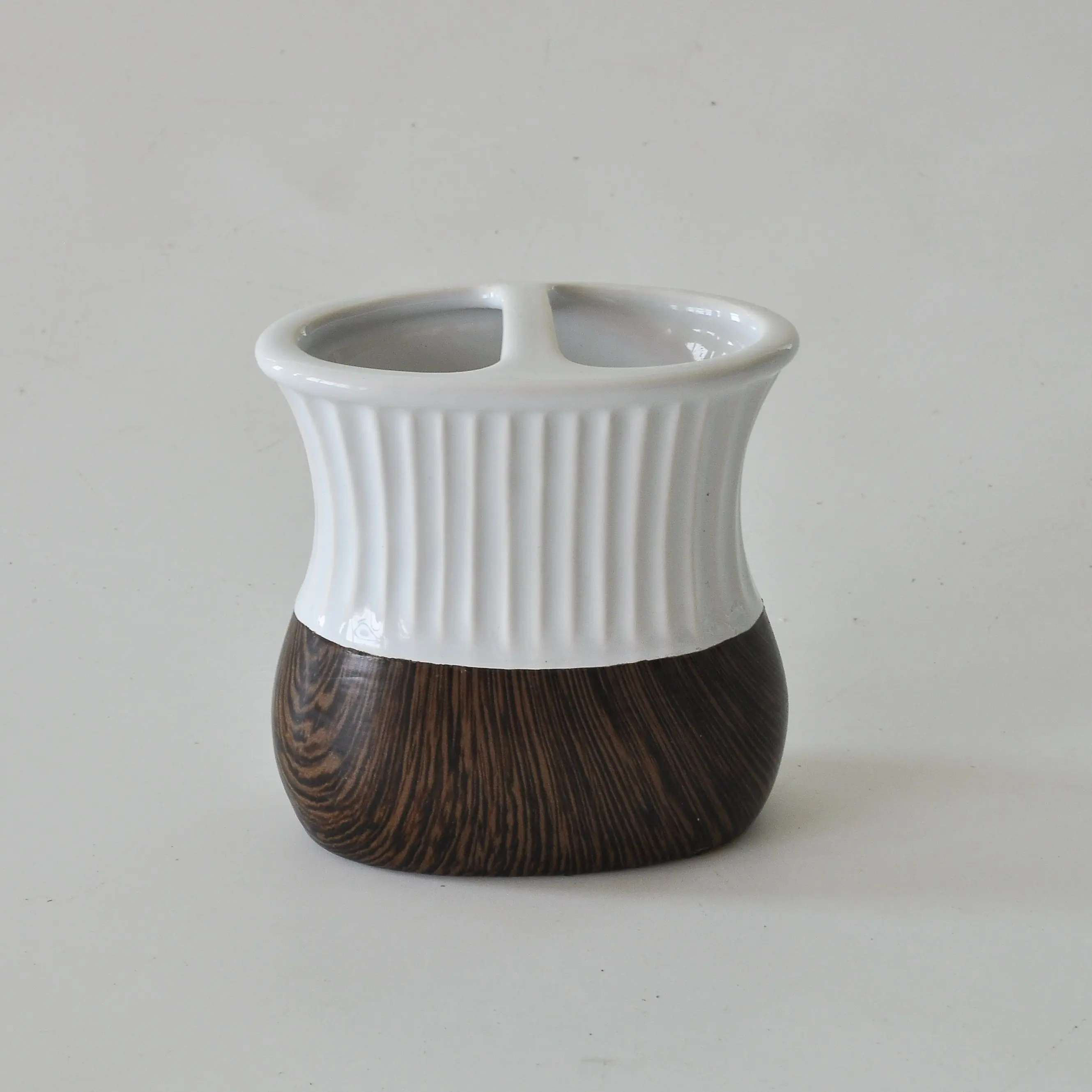 New Design Hotel Home Usage White and Wood Grain Ceramic Bathroom Accessories Sets