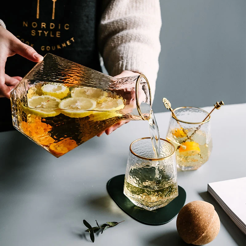 Кувшин для воды шестигранный геометрический объемом 1,3 л с 4 чашками, чайник горячий и холодный, диспенсер для напитков, кувшин из боросиликатного стекла