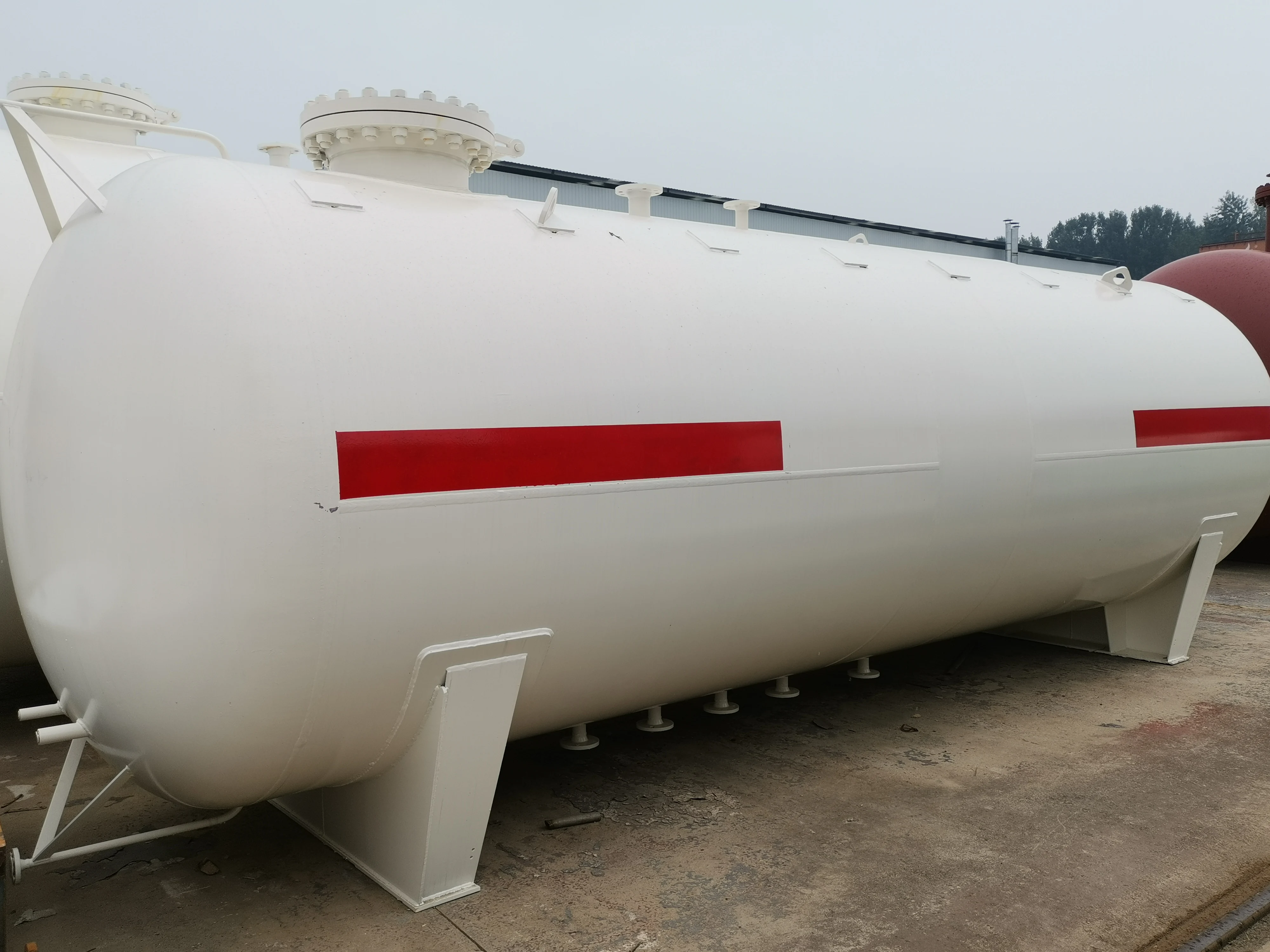  Для заправочной станции используется резервуар для жидкого газа СНГ хранения сжиженного углеводородного