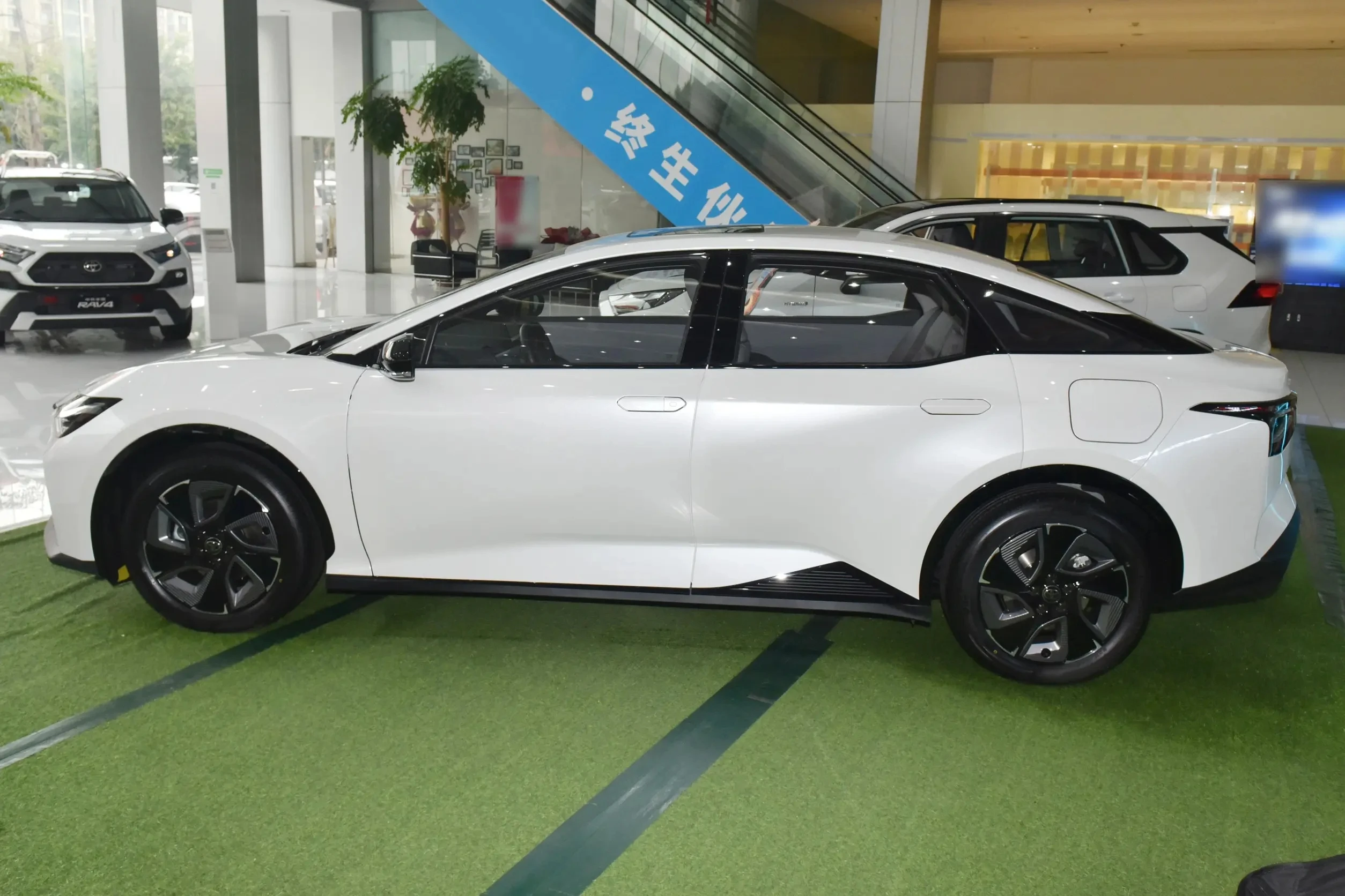 YK MOTORS 2024 To yota Bz3 2023 517km Elite Pro New Adults Vehicle Suv Electric Car