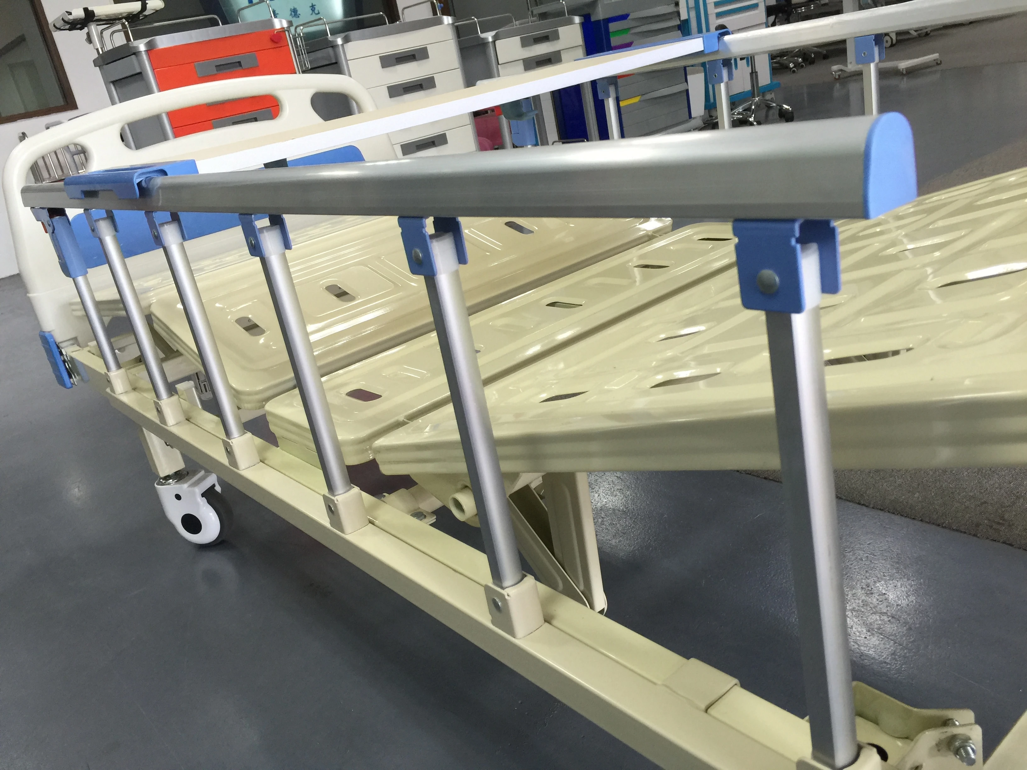 Cheap Medical Furniture 2 Cranks Metal Manual Home Care Clinic Nursing Patient Hospital Bed Prices