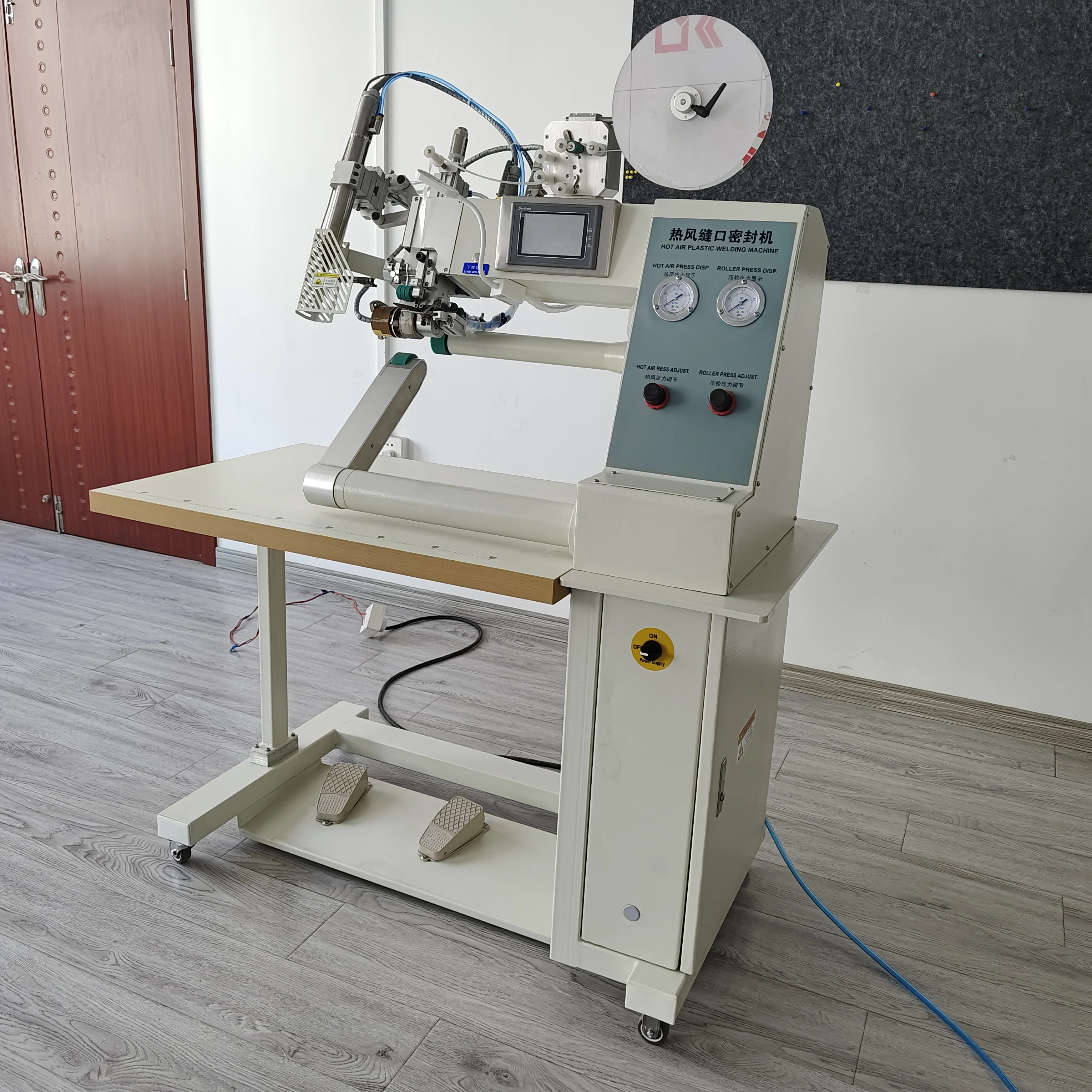 European Standard Hot Air Tape Sealing Machine For Waterproof Shoe Taping With Tape Feeding Function