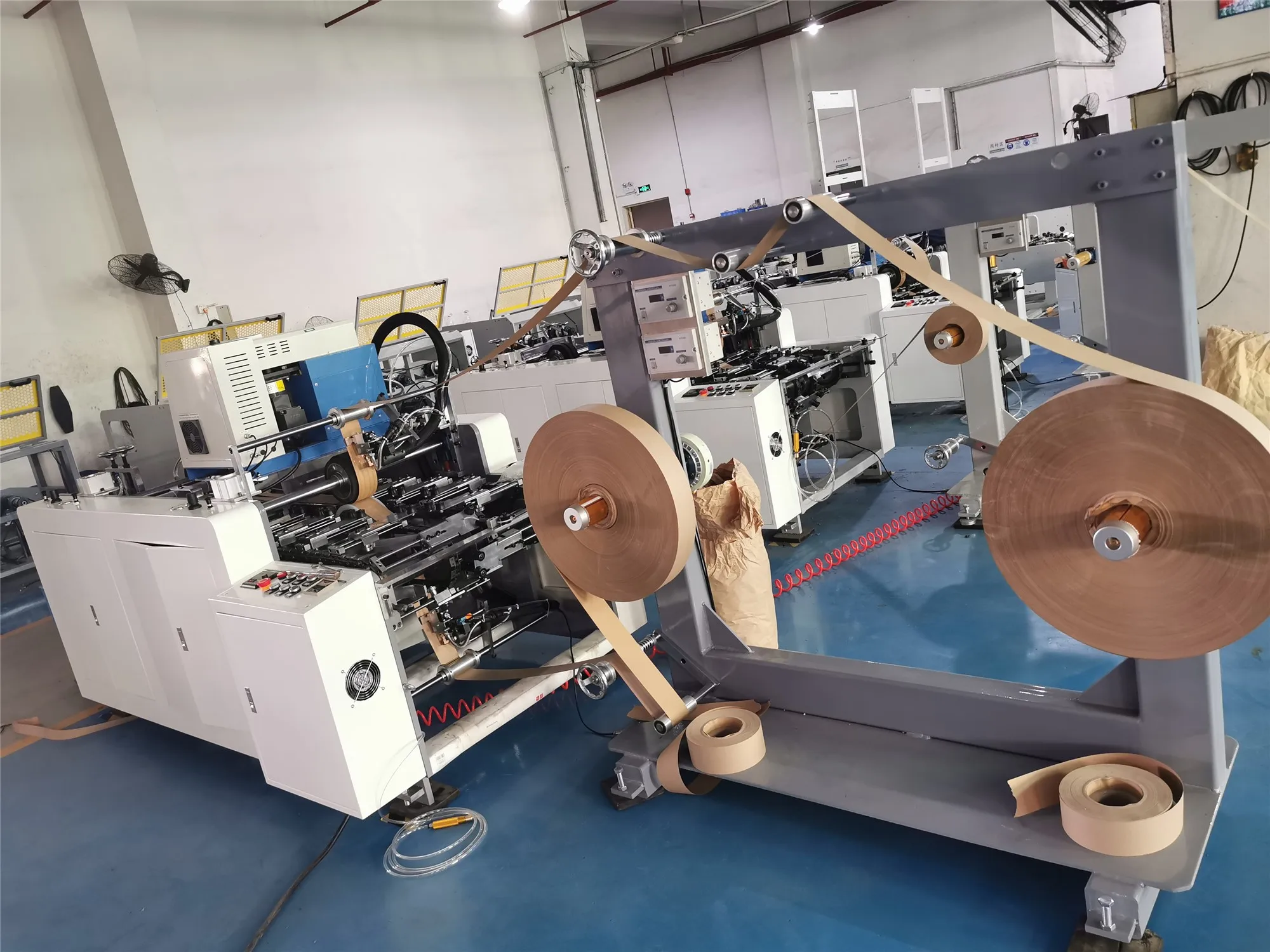 Машина для скрученных бумажных ручек пакетов