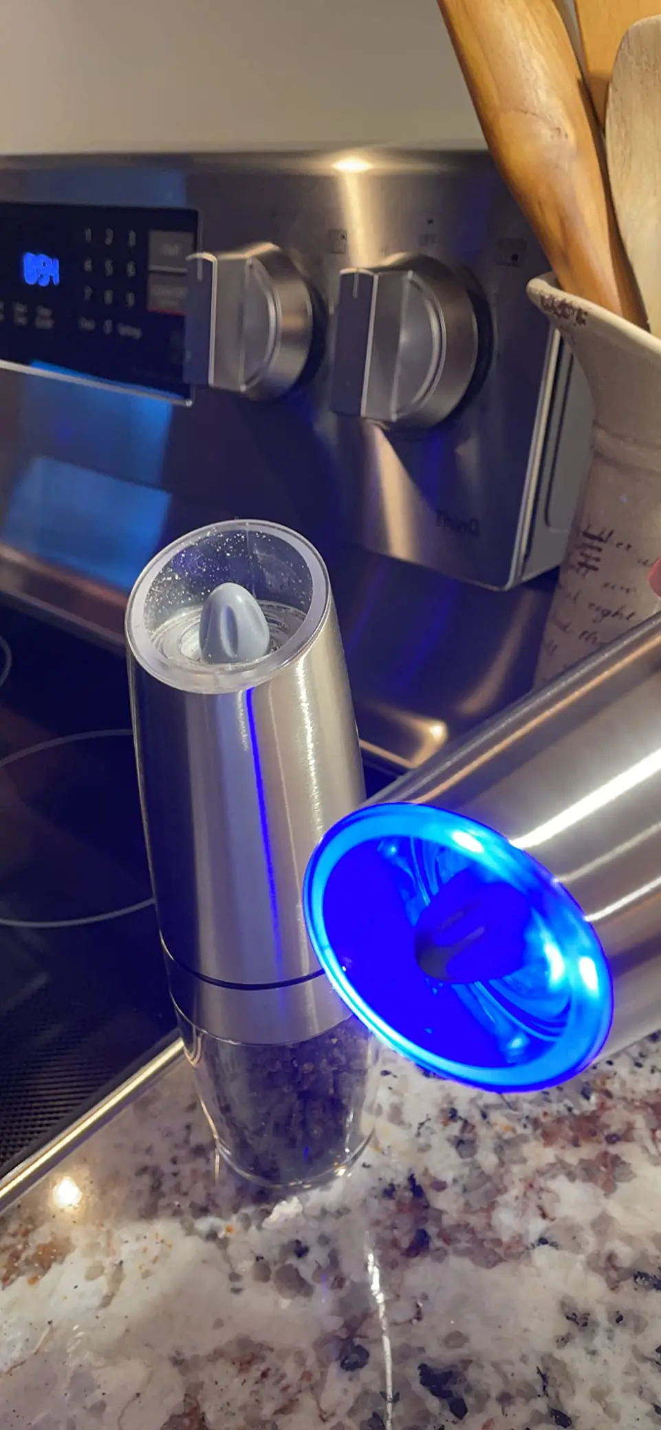 Горячая распродажа, электрическая гравитационная мельница для соли и перца, Набор для специй, перезаряжаемая мельница для черного перца с синим светом и подставкой