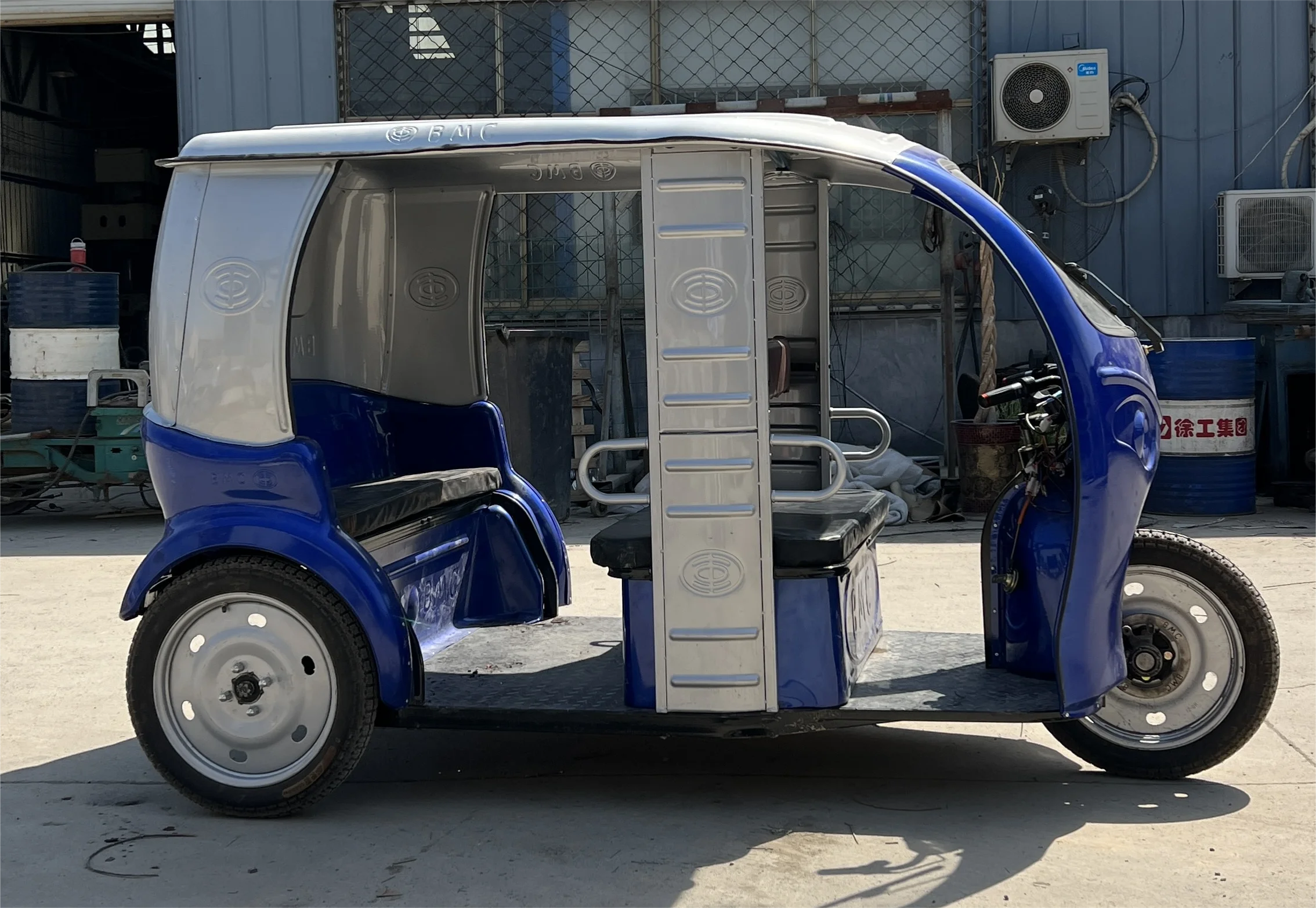 China Popular Electric Enclosed Tuk Tuk Tricycle 3 Wheels Big Space Passenger Sightseeing Rickshaw