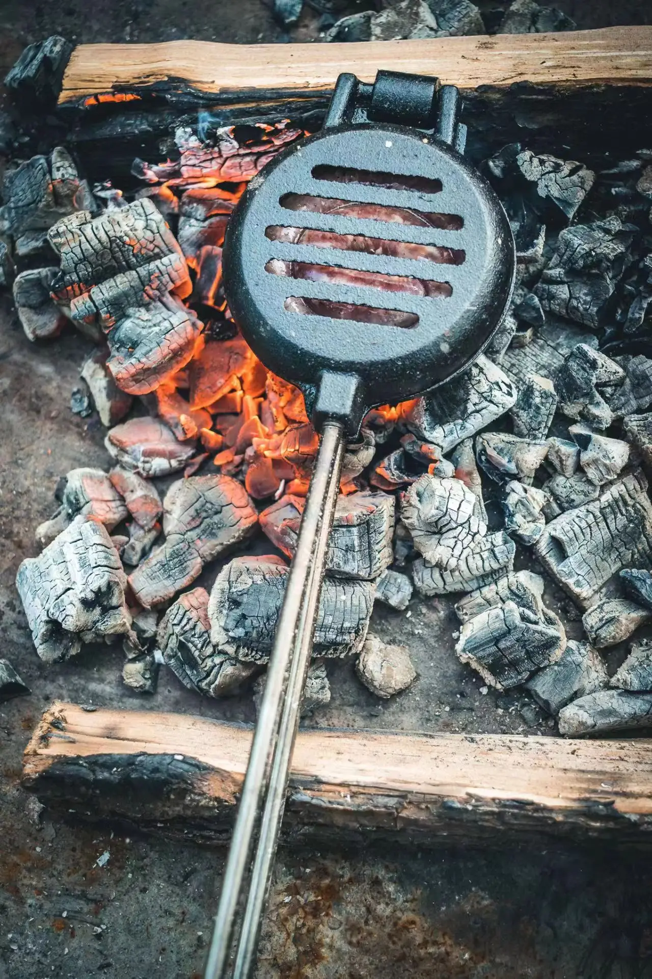 Cast Iron Round Patty and Jaffle Iron Burger Waffle Pie Maker with Long Wood Handle  Bread Tongs Outdoor Bakeware Camp toaster
