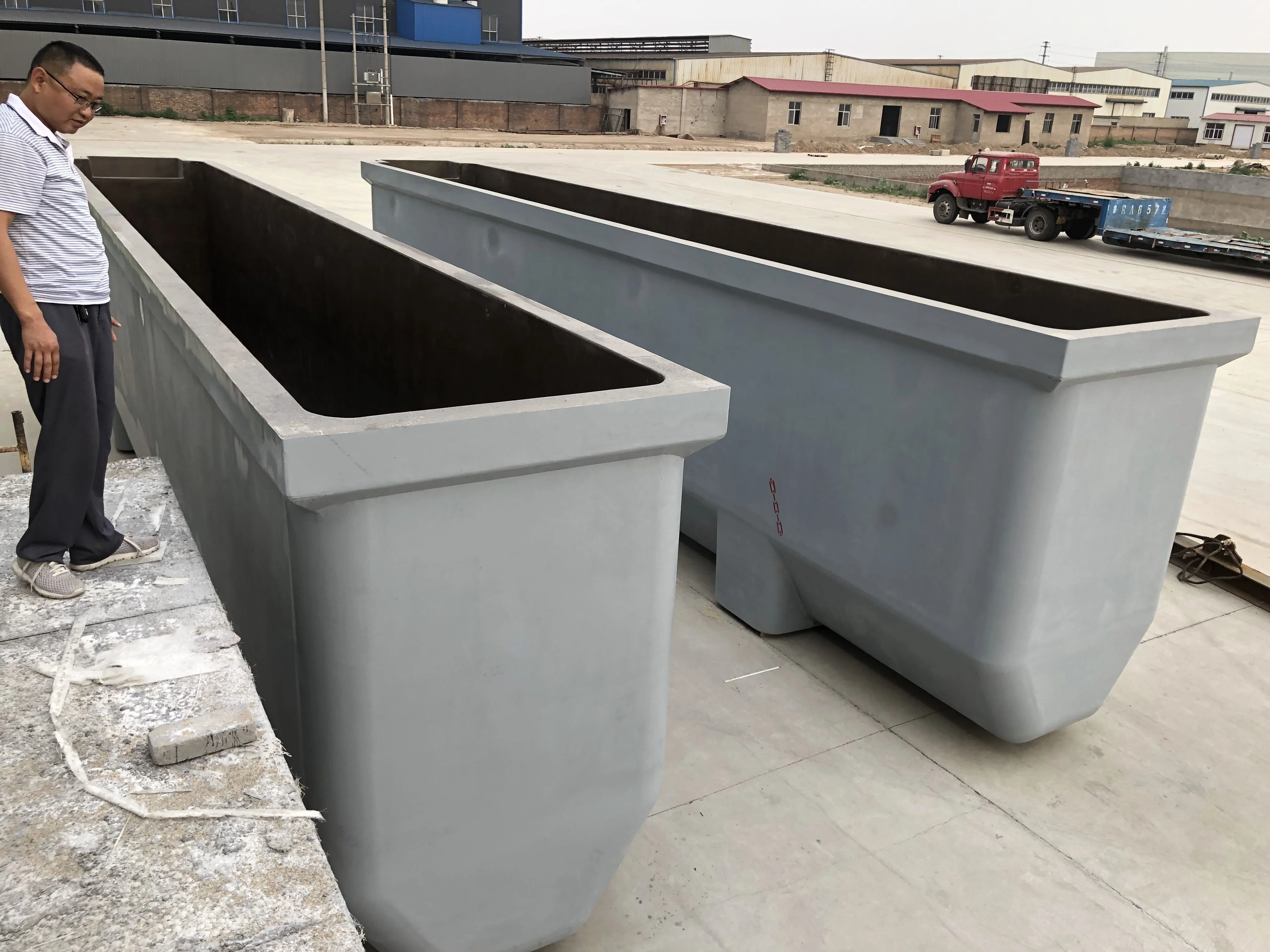 Industrial electrolytic cell for refining precious metal