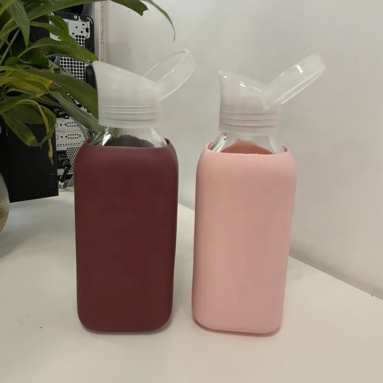Custom Borosilicate Glass Water Bottle with Silicone Sleeve Leak Proof Reusable BPA Free Water Bottles with Plastic Lid